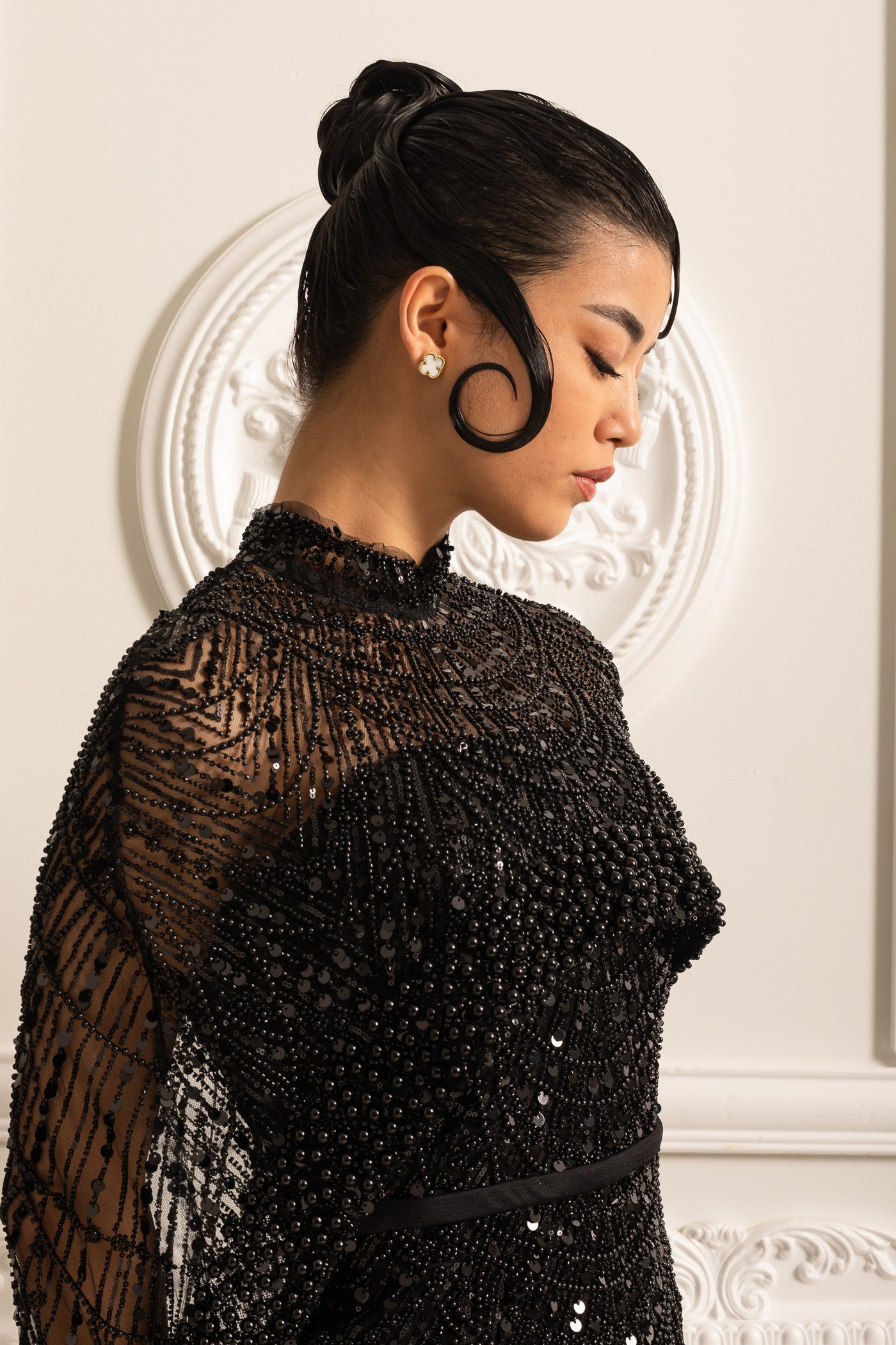 Glamouröses Perlenbesetztes Kleid mit abnehmbarem Schleier – Schwarz