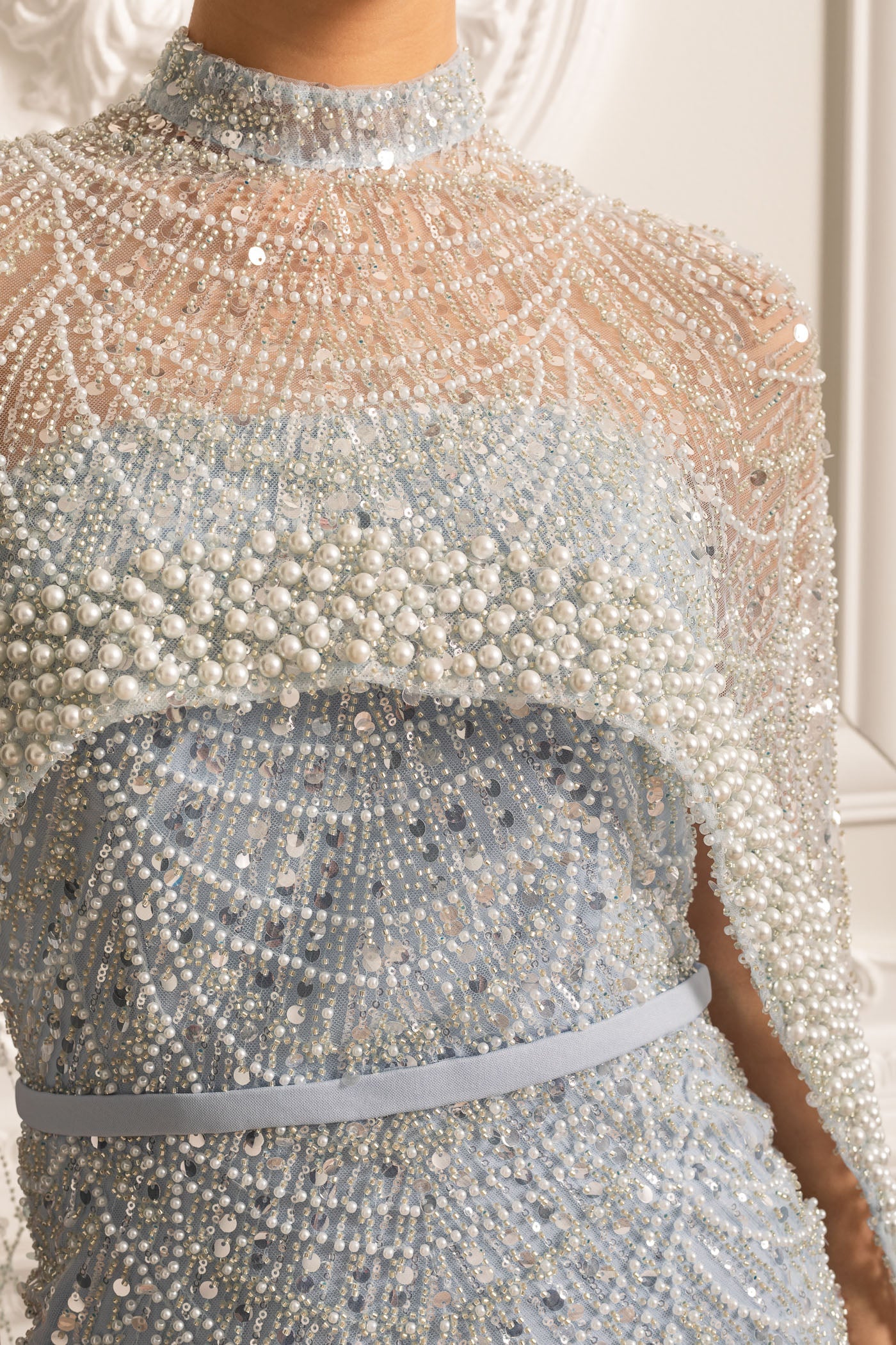 Glamouröses Perlenkleid mit abnehmbarem Schleier - Blau