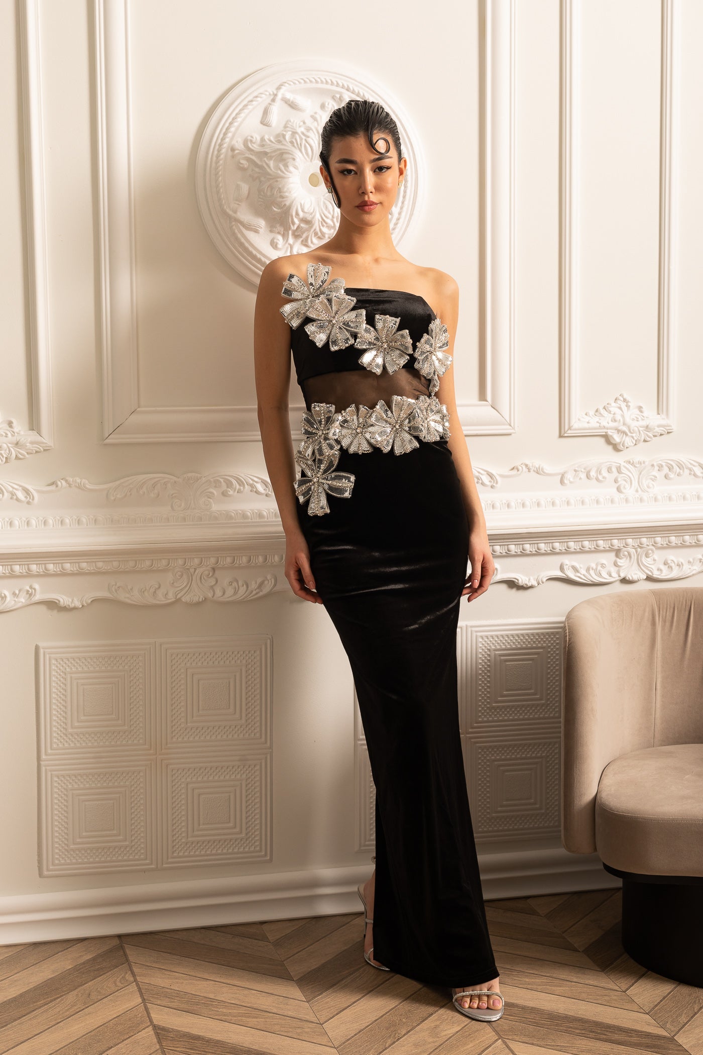 Elegantes Kleid mit silbernen Blumenakzenten und Maxirock - Schwarz