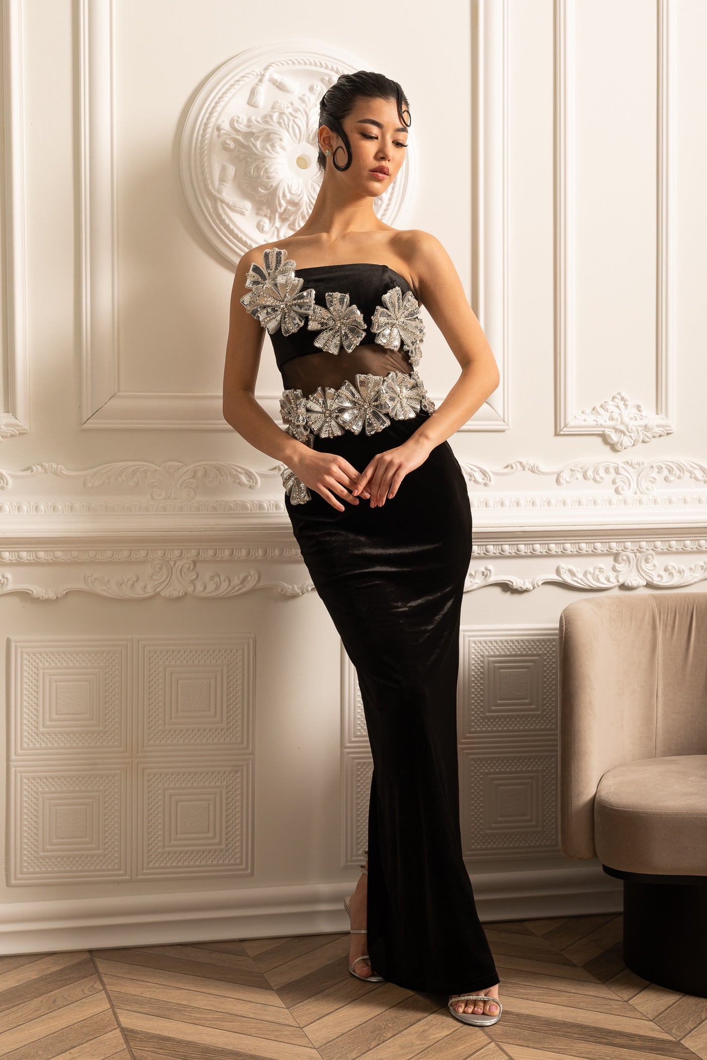Elegantes Kleid mit silbernen Blumenakzenten und Maxirock - Schwarz
