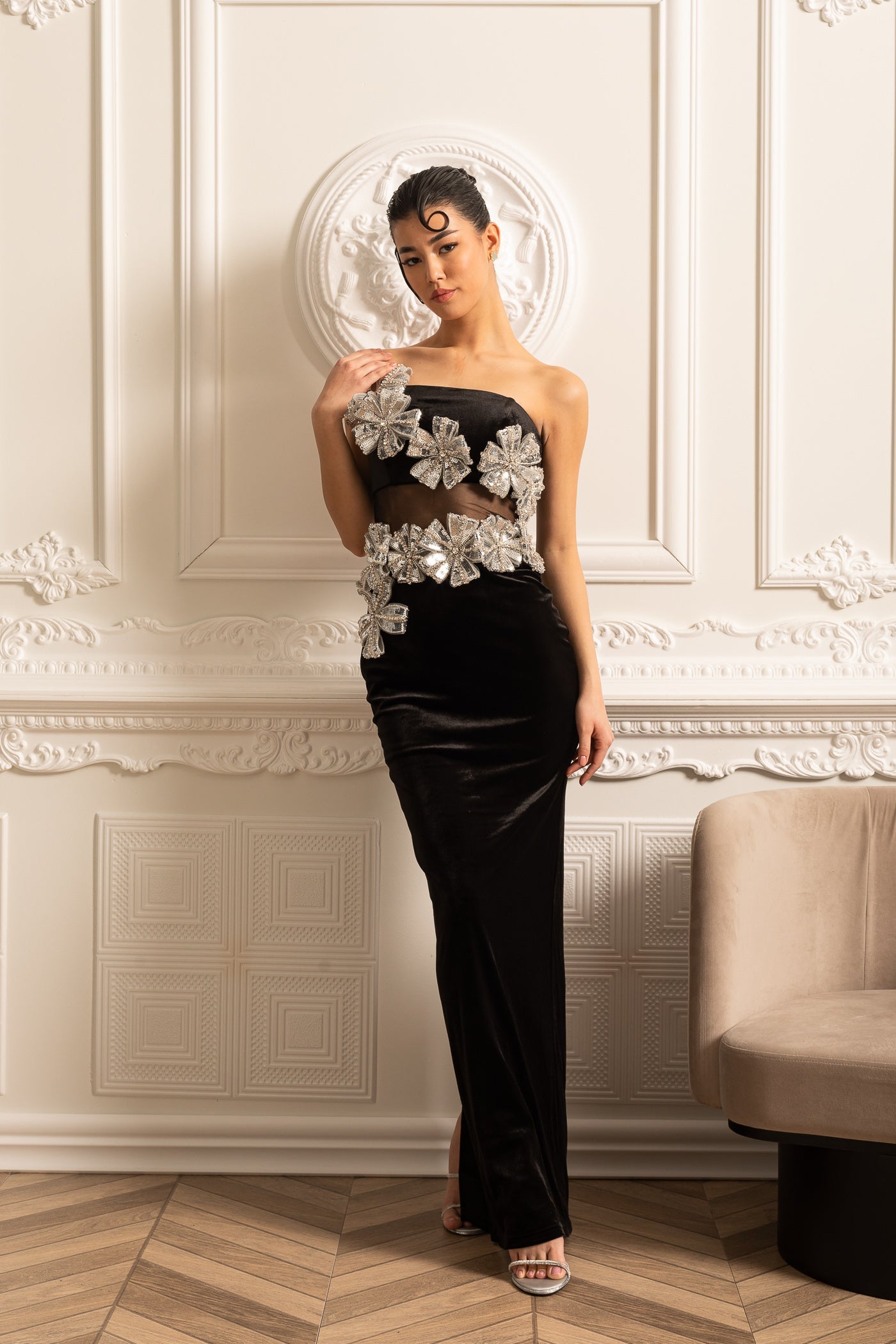 Elegantes Kleid mit silbernen Blumenakzenten und Maxirock - Schwarz