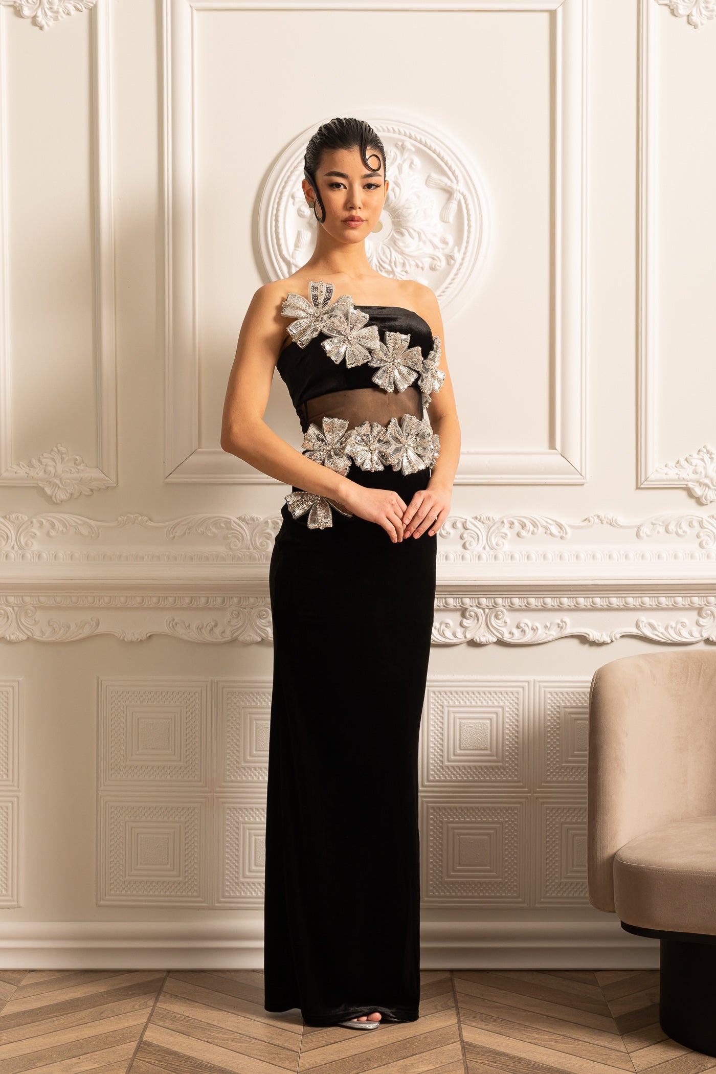 Elegantes Kleid mit silbernen Blumenakzenten und Maxirock - Schwarz