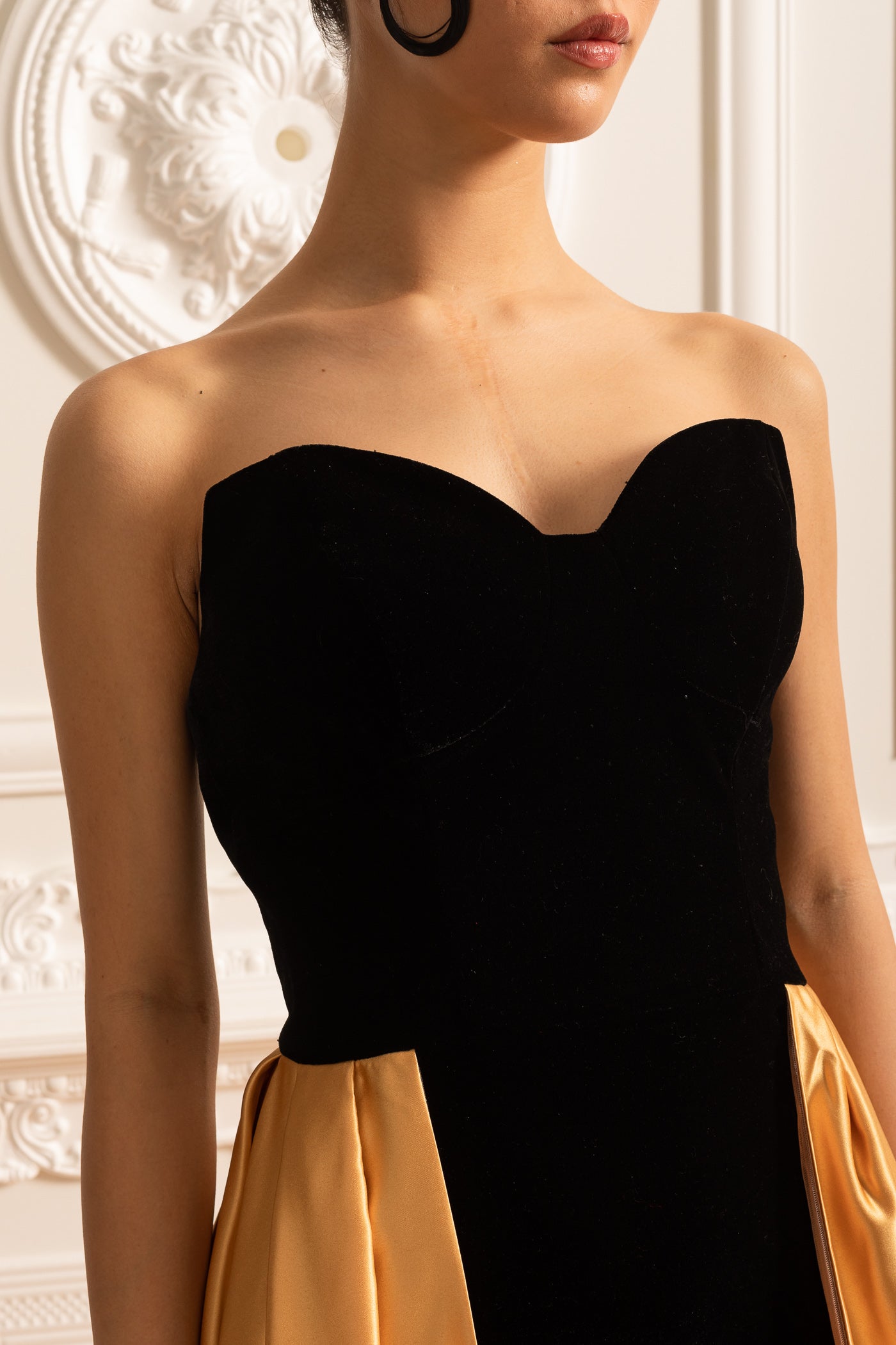 Samtkleid mit tailliertem Oberteil und fließendem Rock aus goldenem Satin - Schwarz