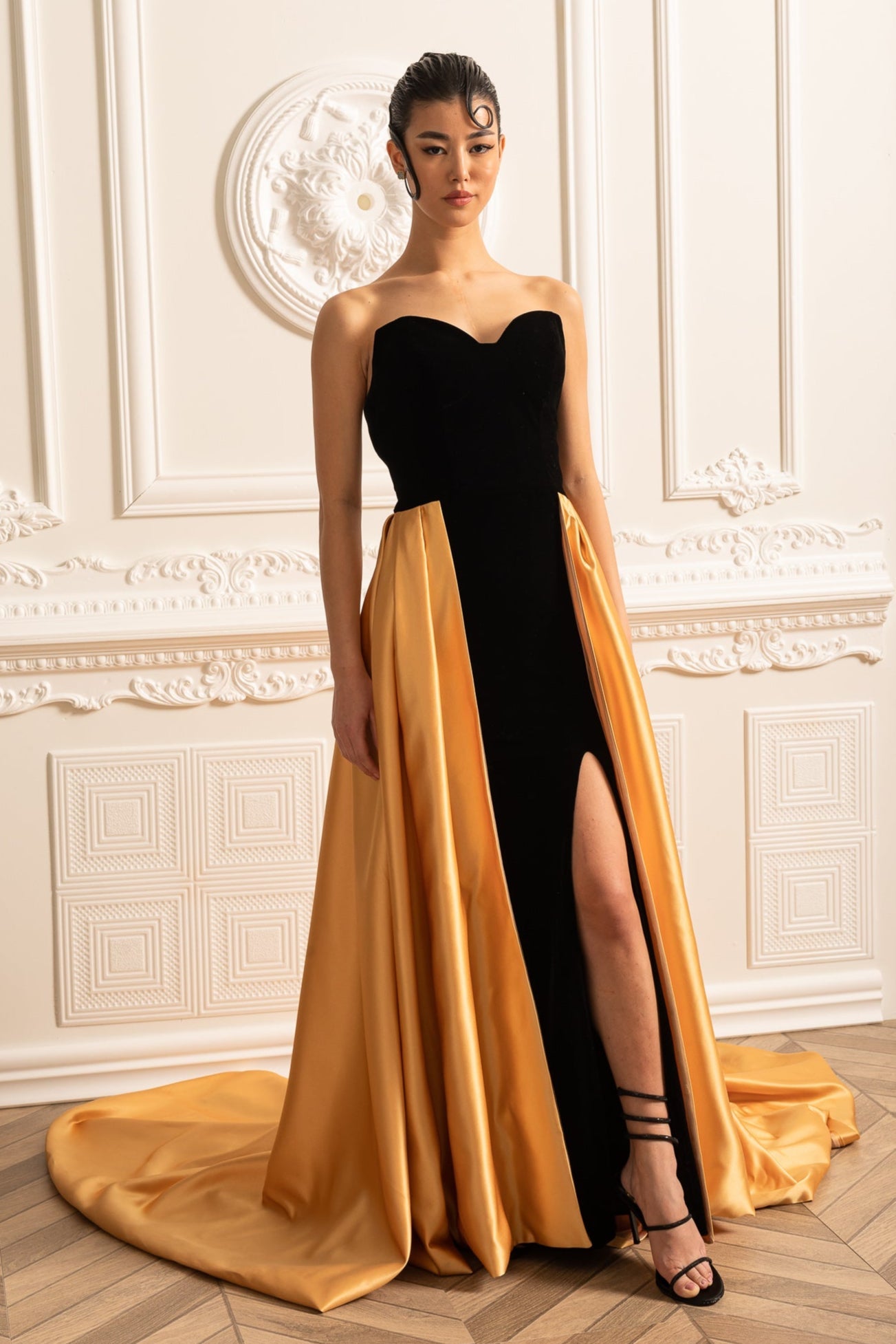 Samtkleid mit tailliertem Oberteil und fließendem Rock aus goldenem Satin - Schwarz