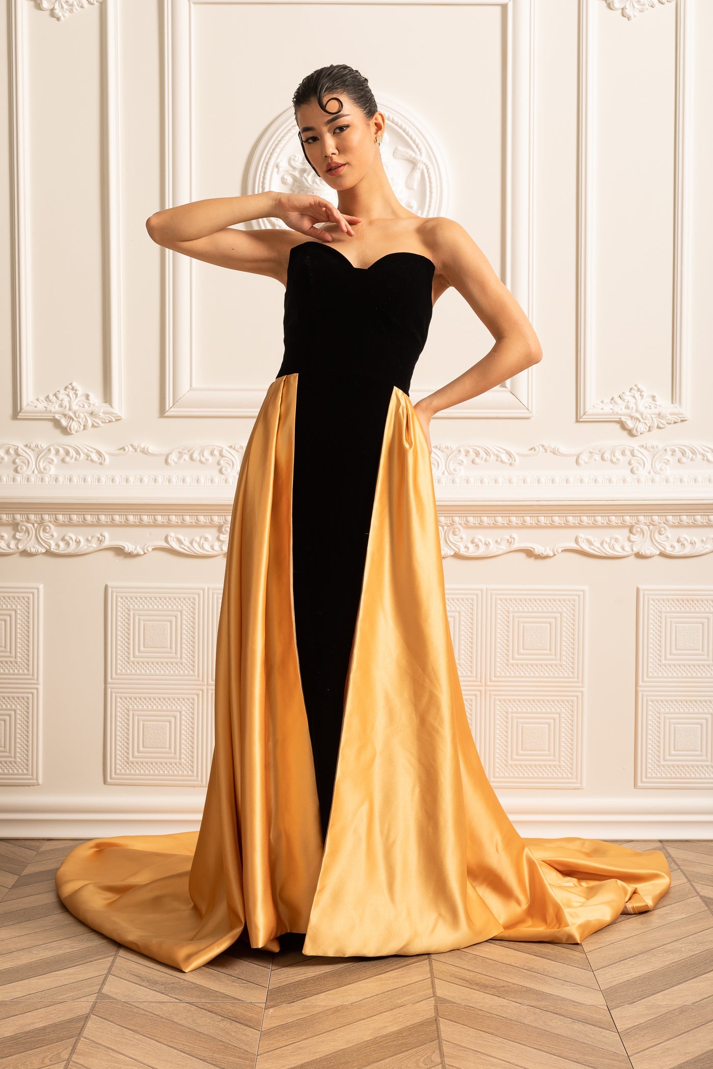 Samtkleid mit tailliertem Oberteil und fließendem Rock aus goldenem Satin - Schwarz