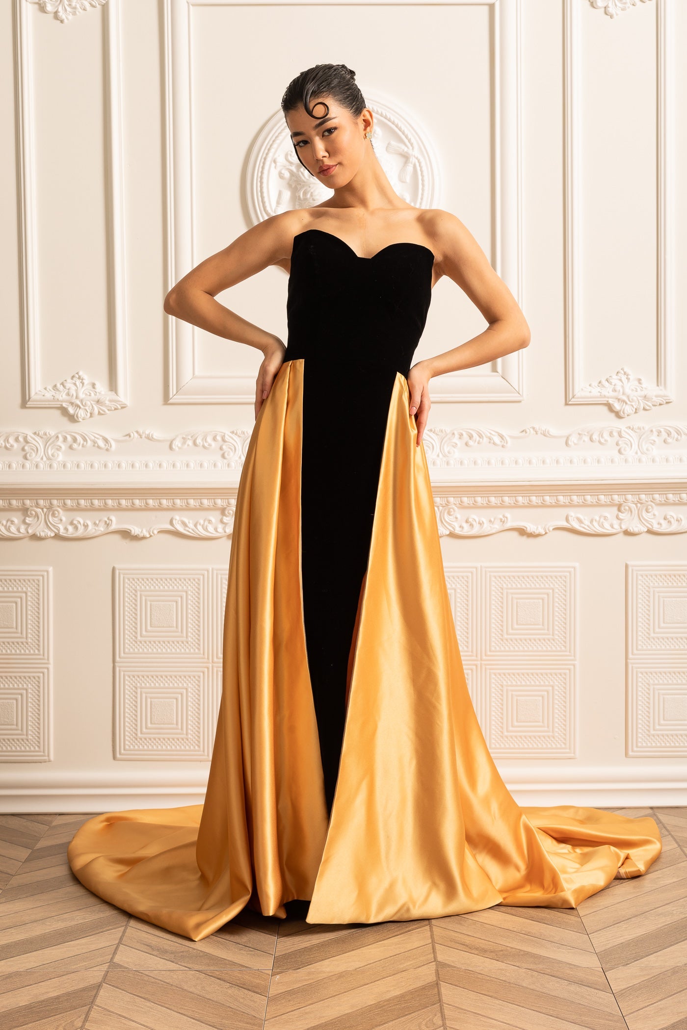 Samtkleid mit tailliertem Oberteil und fließendem Rock aus goldenem Satin - Schwarz