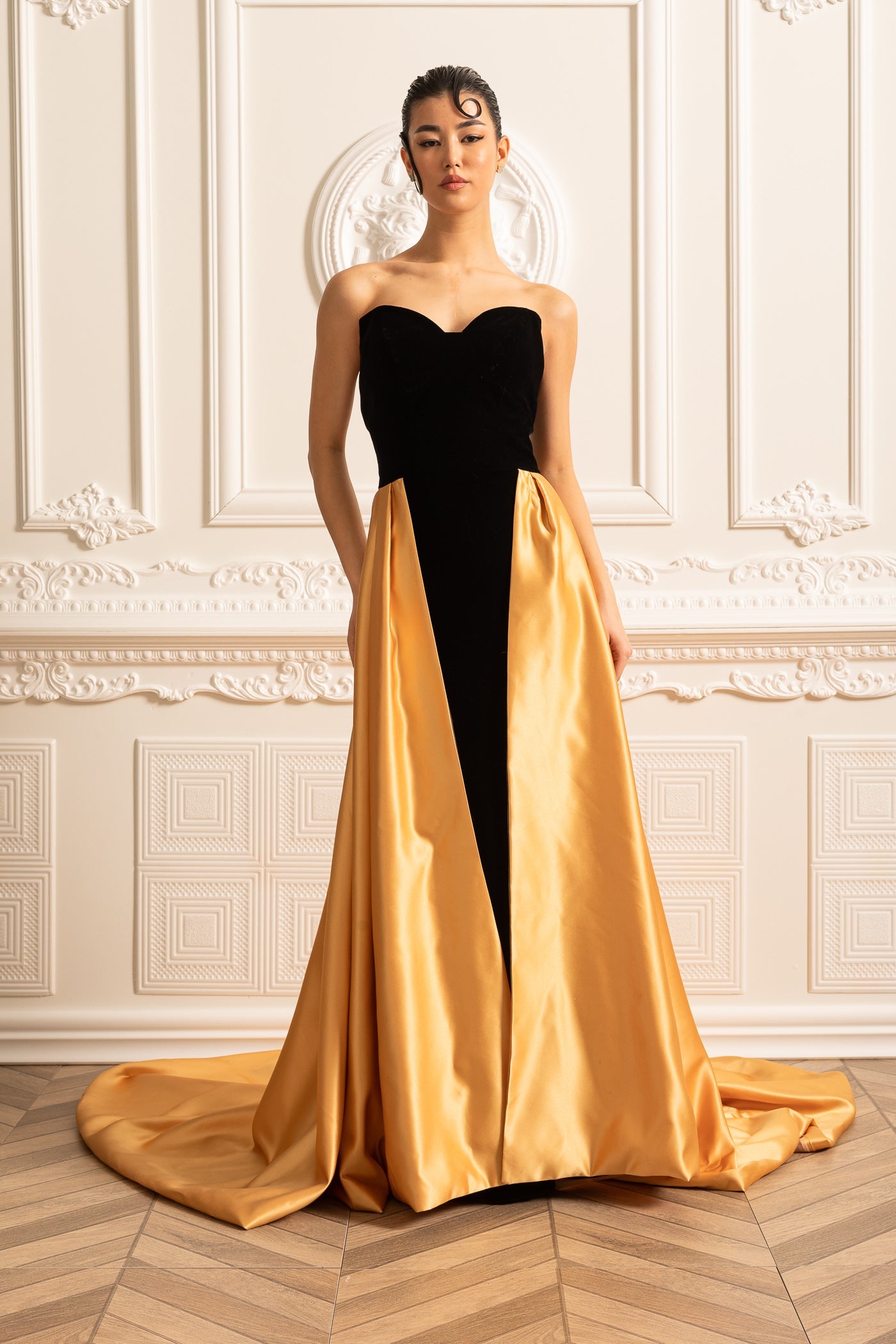 Samtkleid mit tailliertem Oberteil und fließendem Rock aus goldenem Satin - Schwarz