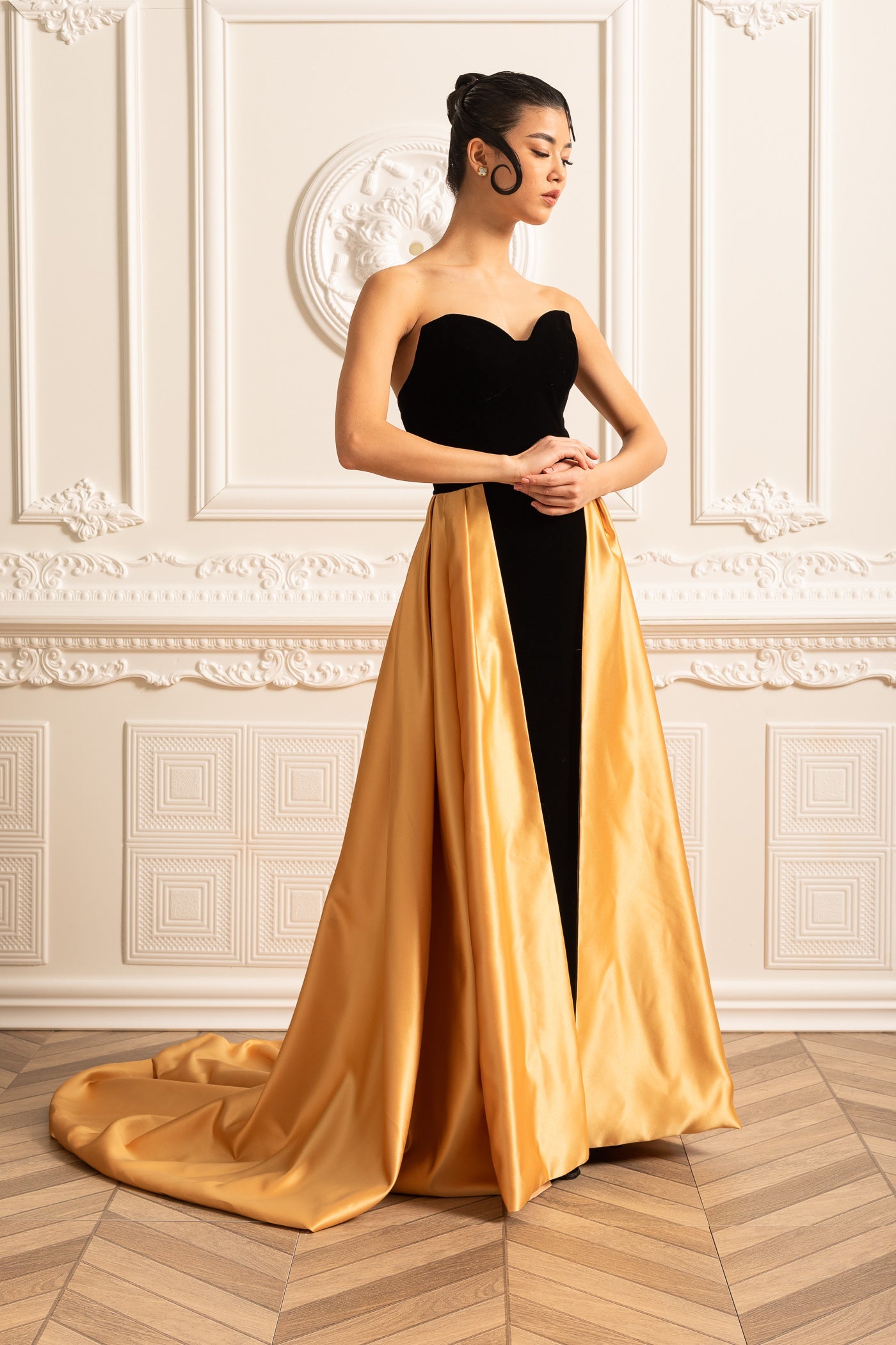 Samtkleid mit tailliertem Oberteil und fließendem Rock aus goldenem Satin - Schwarz