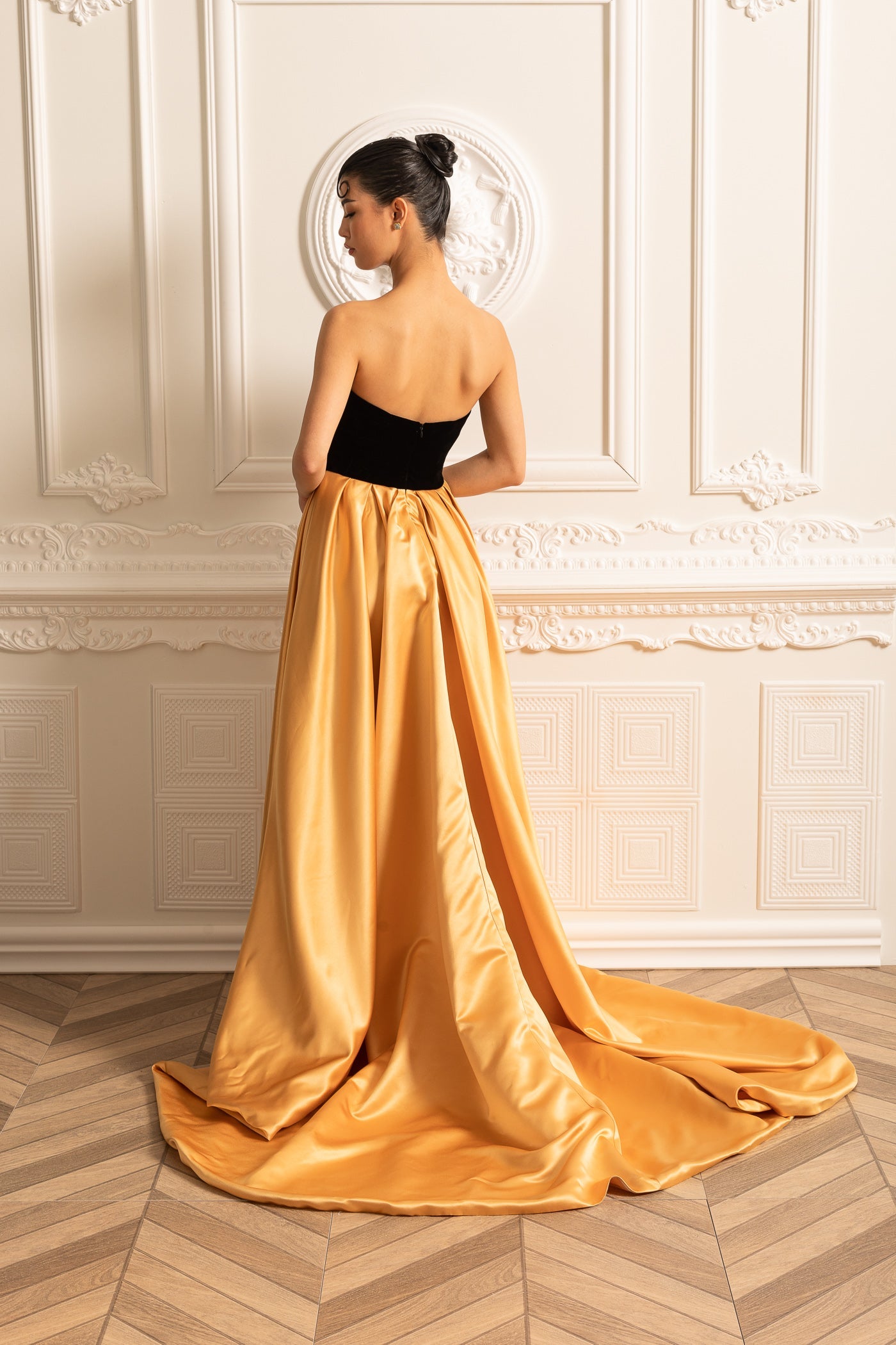 Samtkleid mit tailliertem Oberteil und fließendem Rock aus goldenem Satin - Schwarz