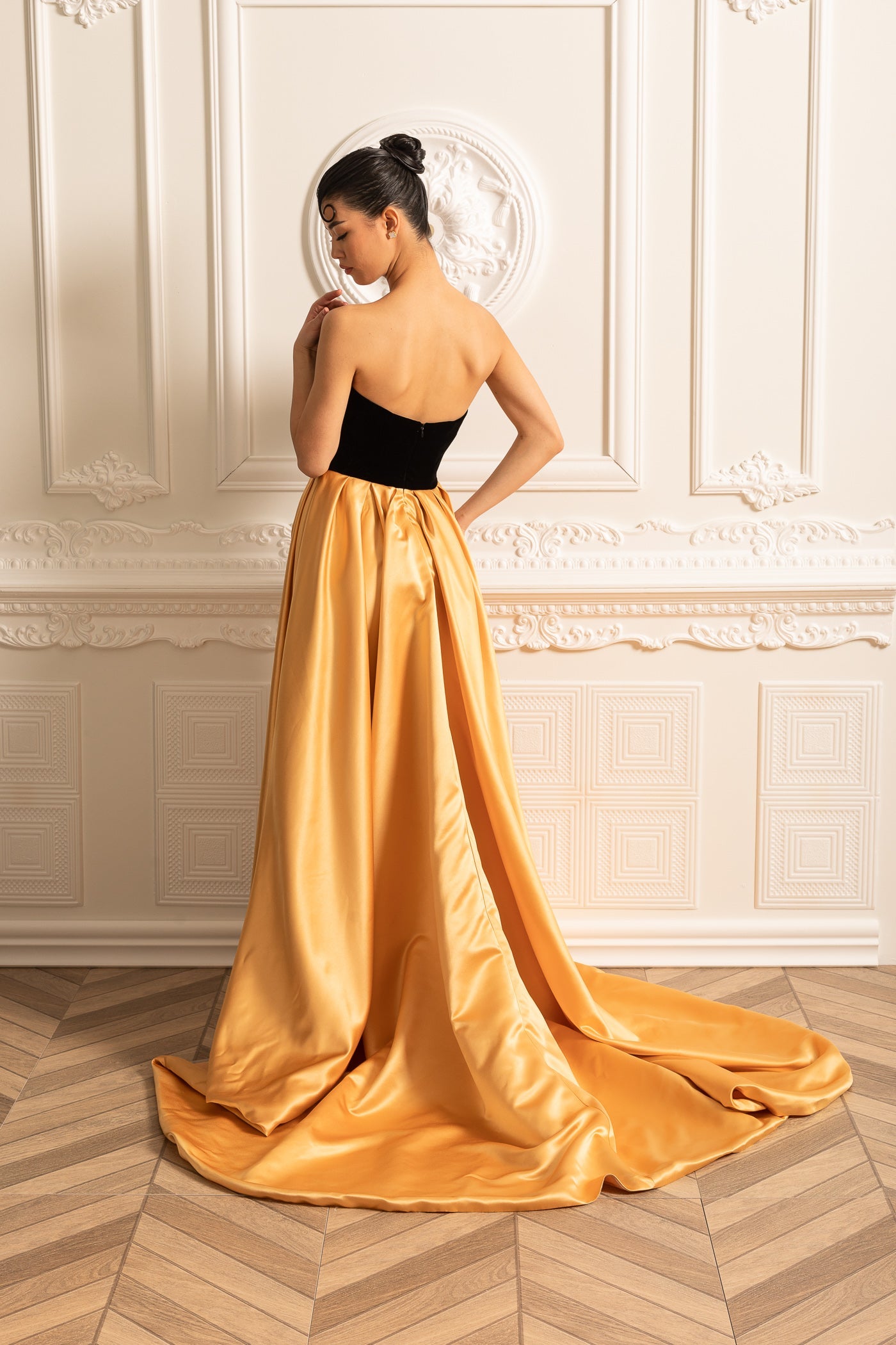 Samtkleid mit tailliertem Oberteil und fließendem Rock aus goldenem Satin - Schwarz