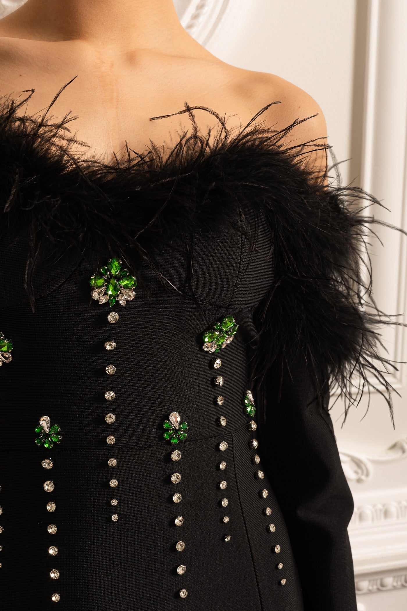 Federverziertes Kleid mit funkelnden Verzierungen und hohem Seitenschlitz – Schwarz