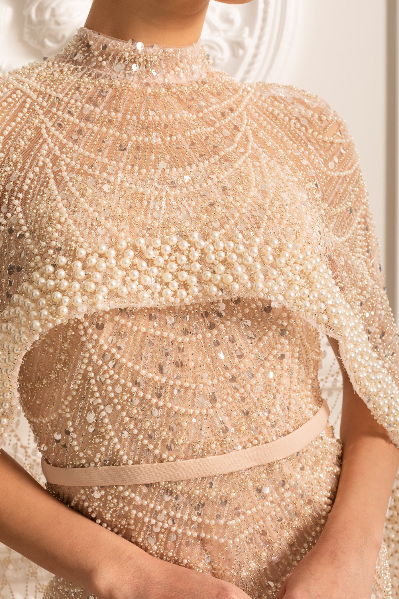 Glamouröses Perlenbesetztes Kleid mit Abnehmbarem Schleier – Beige