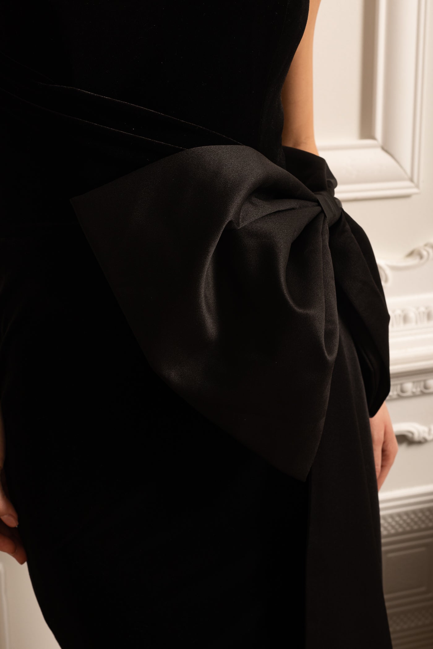 Elegantes trägerloses Kleid mit drapiertem Satin-Schleifenakzent – Schwarz