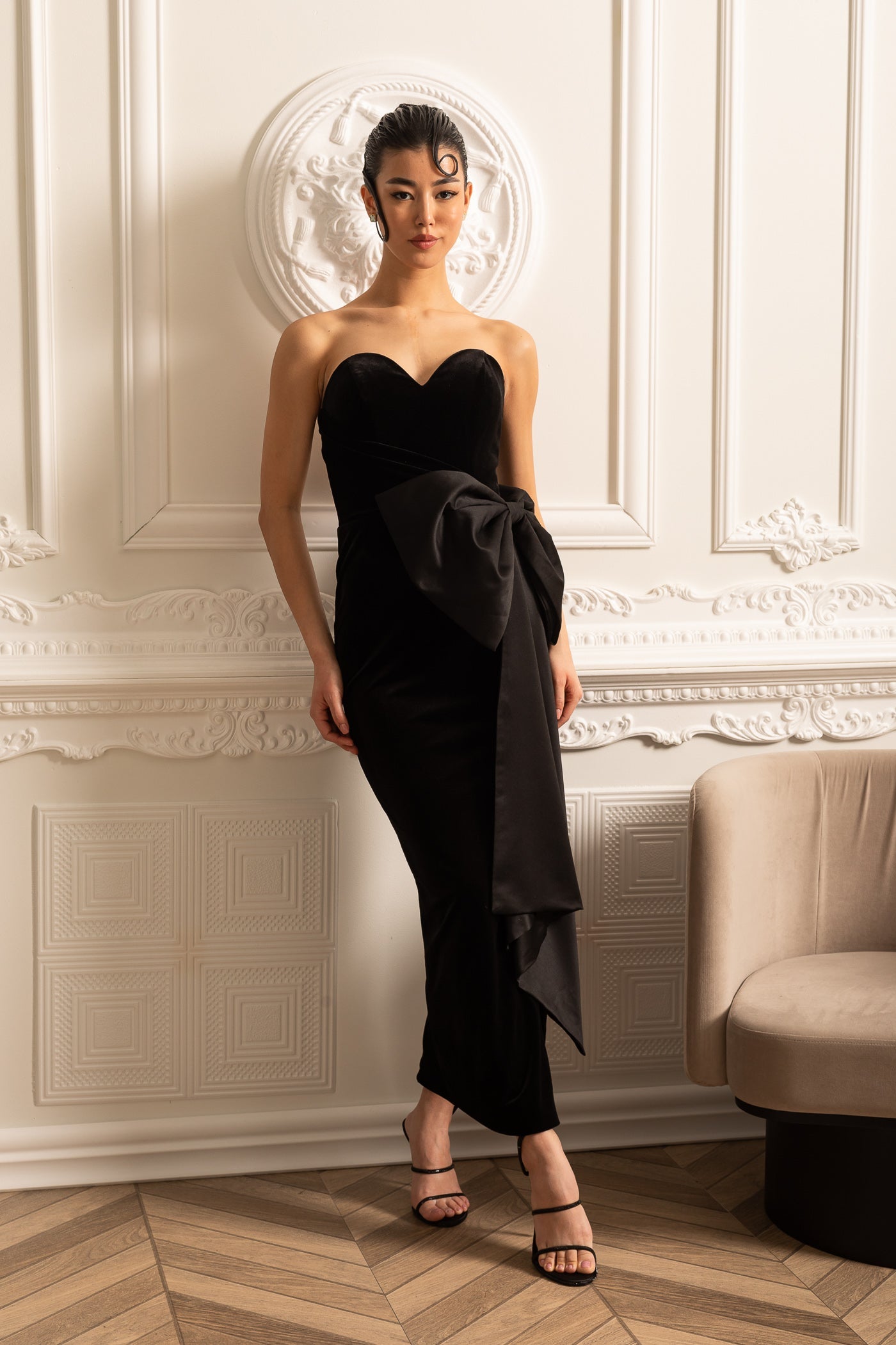 Elegantes trägerloses Kleid mit drapiertem Satin-Schleifenakzent – Schwarz
