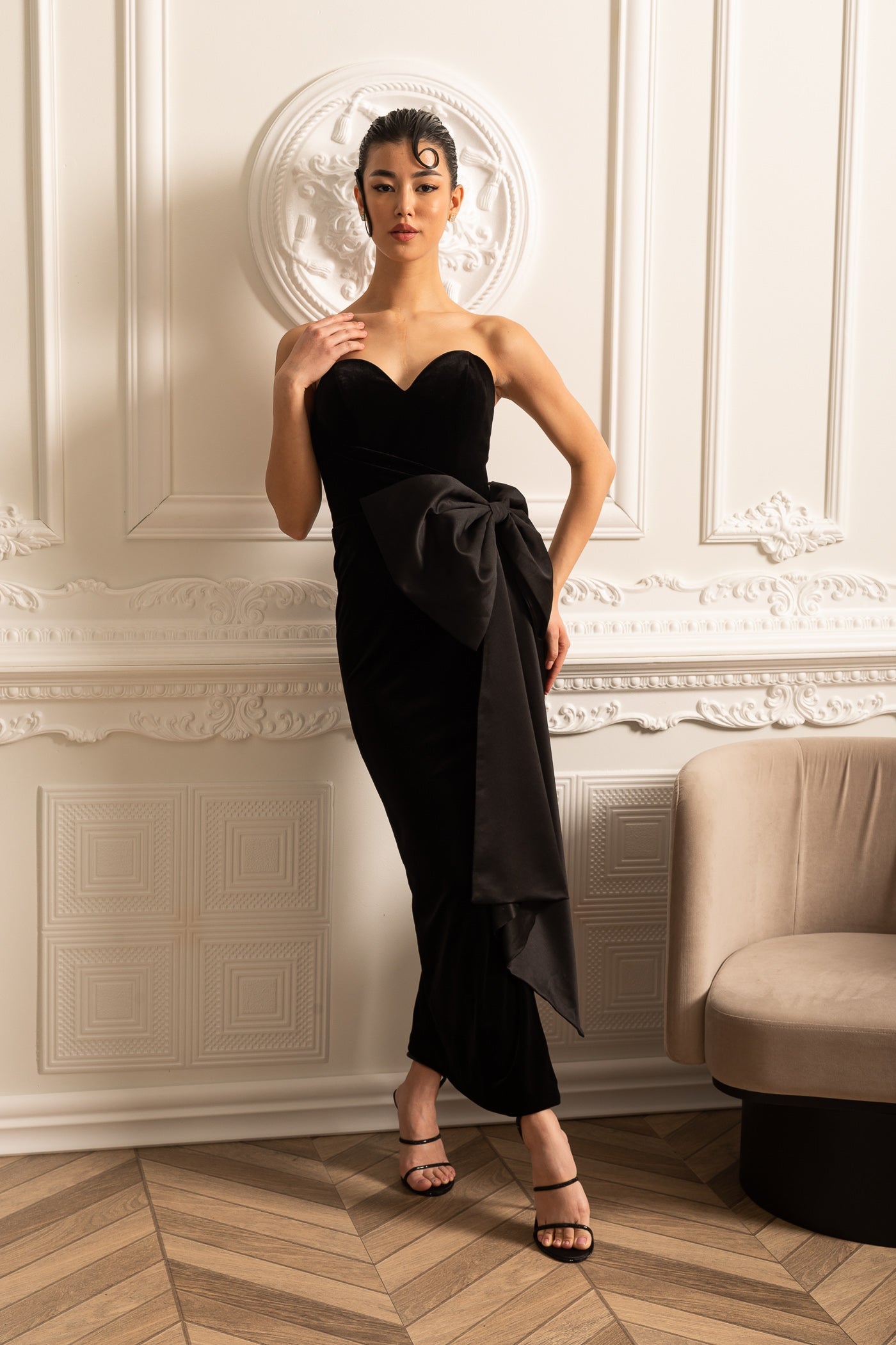 Elegantes trägerloses Kleid mit drapiertem Satin-Schleifenakzent – Schwarz