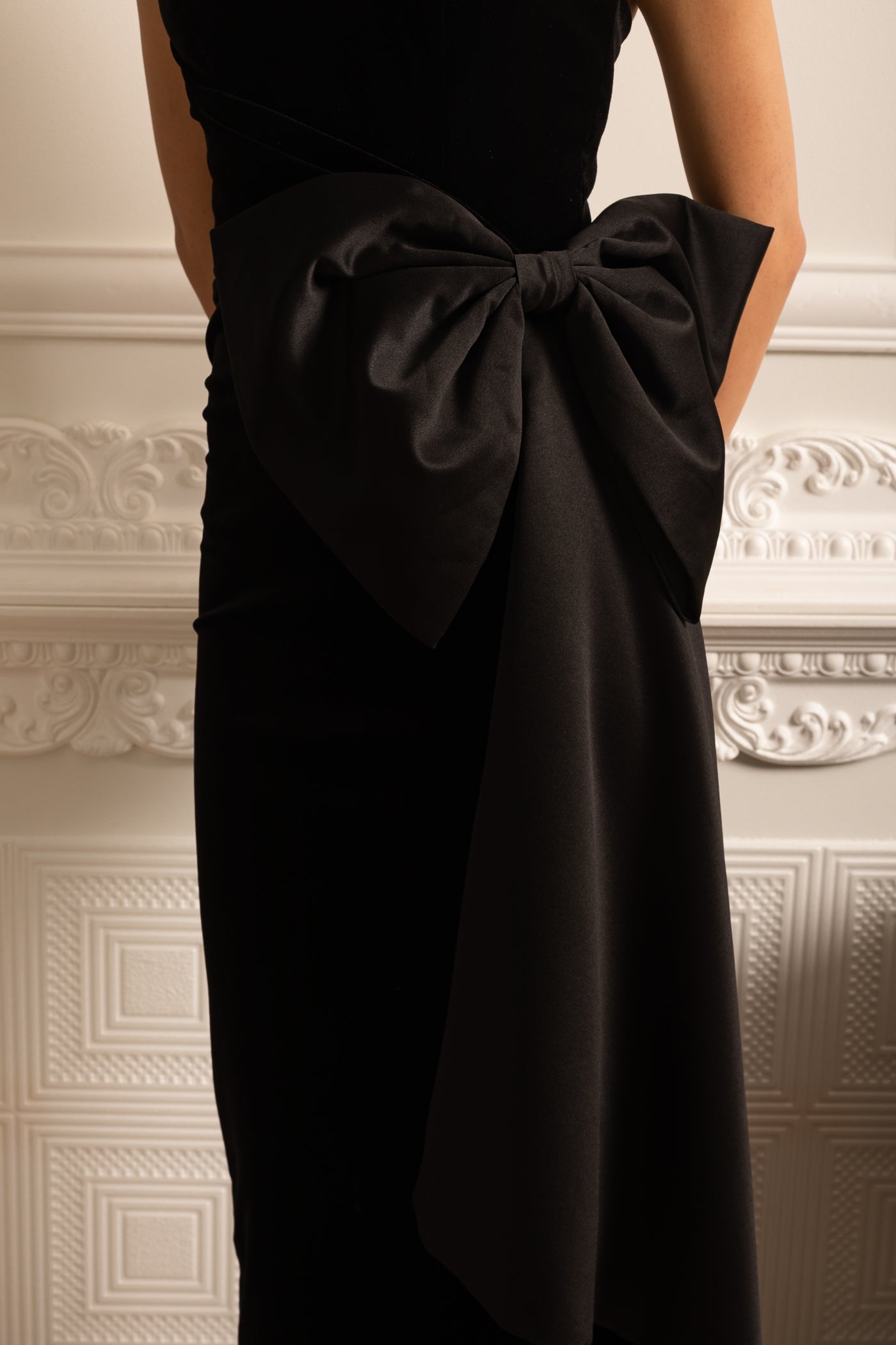Elegantes trägerloses Kleid mit drapiertem Satin-Schleifenakzent – Schwarz