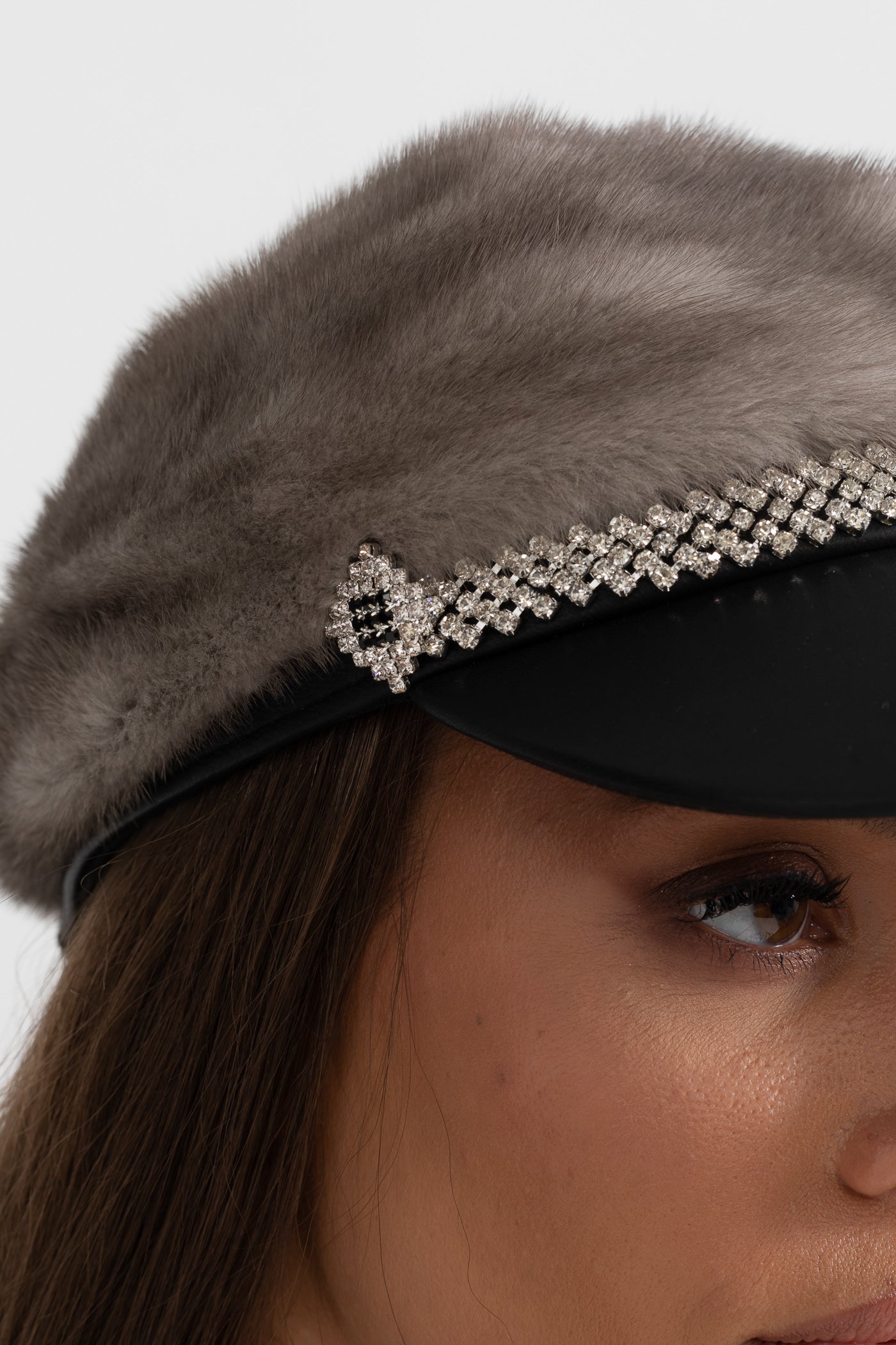 Minkfellmütze mit Lederblende – Grau