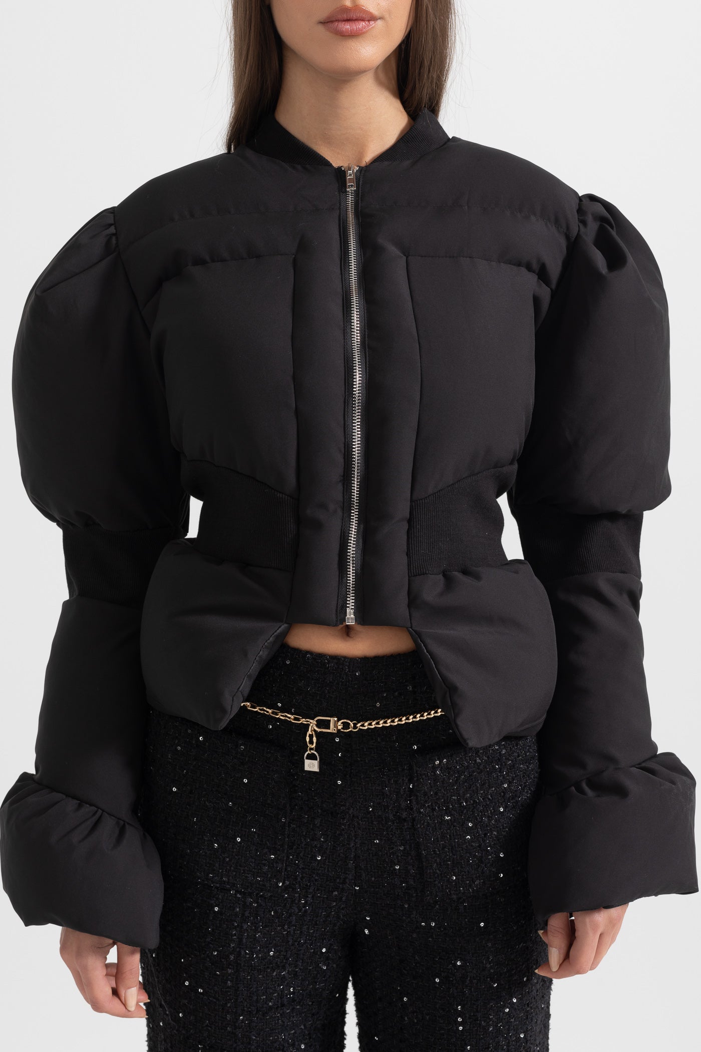 Gekürzte Steppjacke mit tailliertem Schnitt – Schwarz