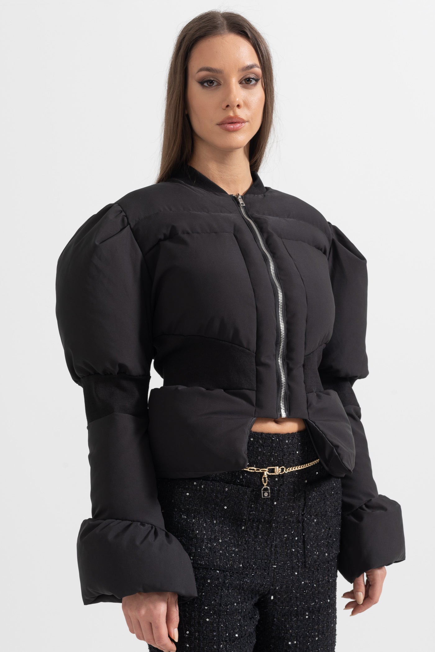Gekürzte Steppjacke mit tailliertem Schnitt – Schwarz