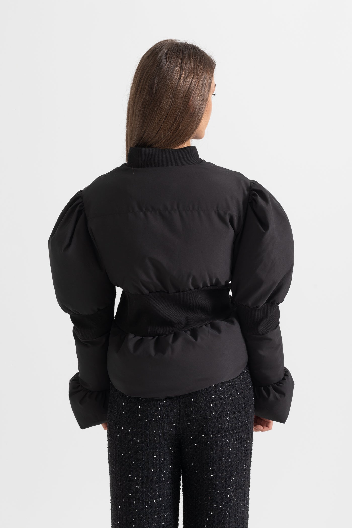 Gekürzte Steppjacke mit tailliertem Schnitt – Schwarz