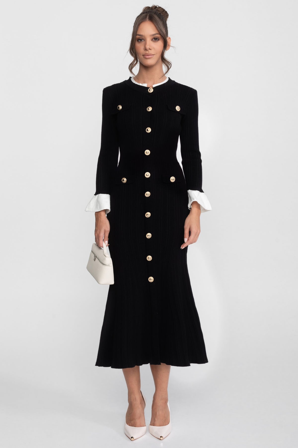 Geripptes Strick-Midi-Kleid mit weißen Manschetten und Kragen - Schwarz