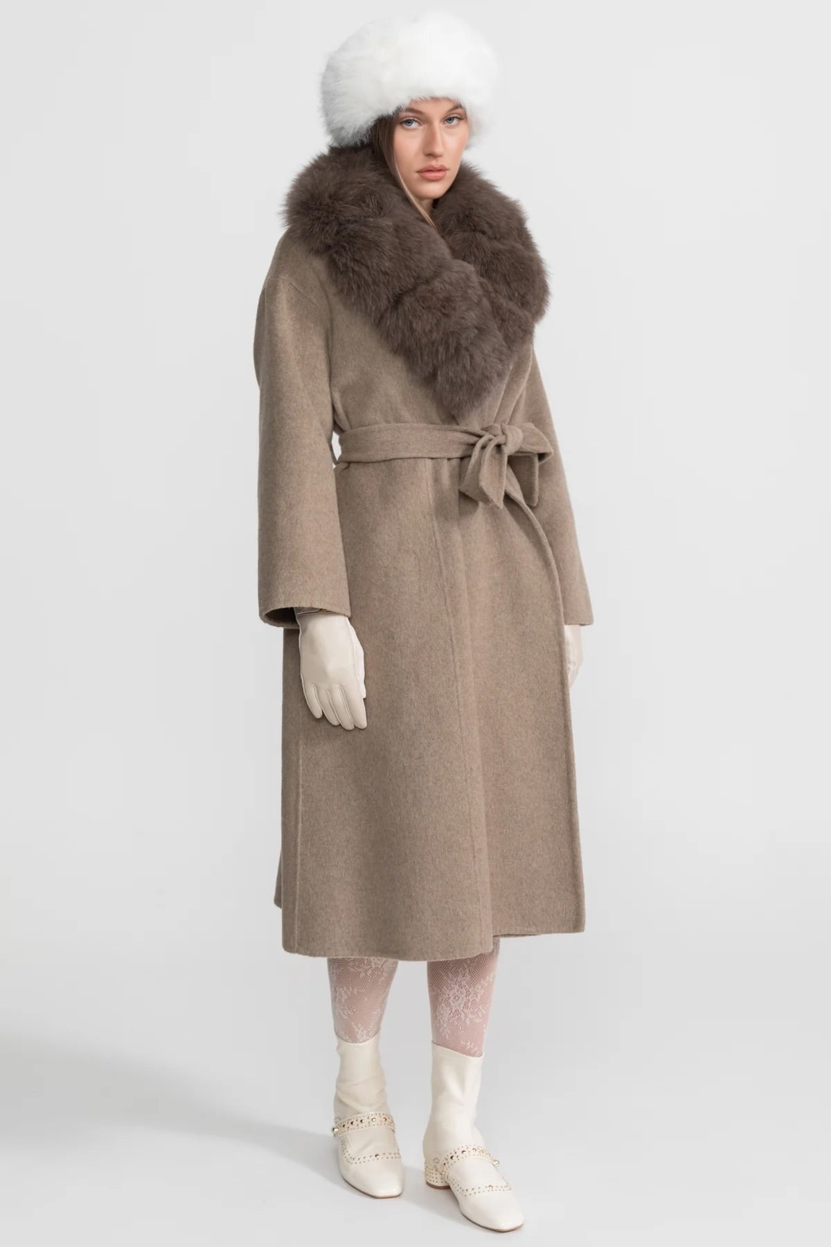 Wollmantel mit Fuchsfellkragen und Bindegürtel – Khaki