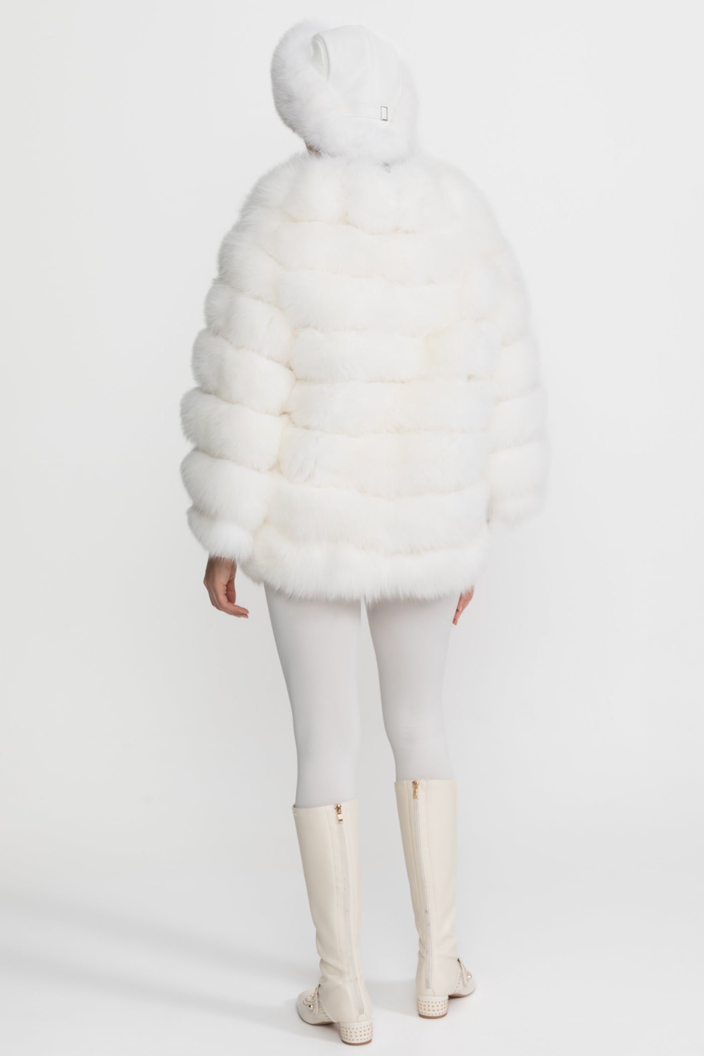 Gestufte Fuchsfelljacke mit übergroßem Schalkragen – Weiß