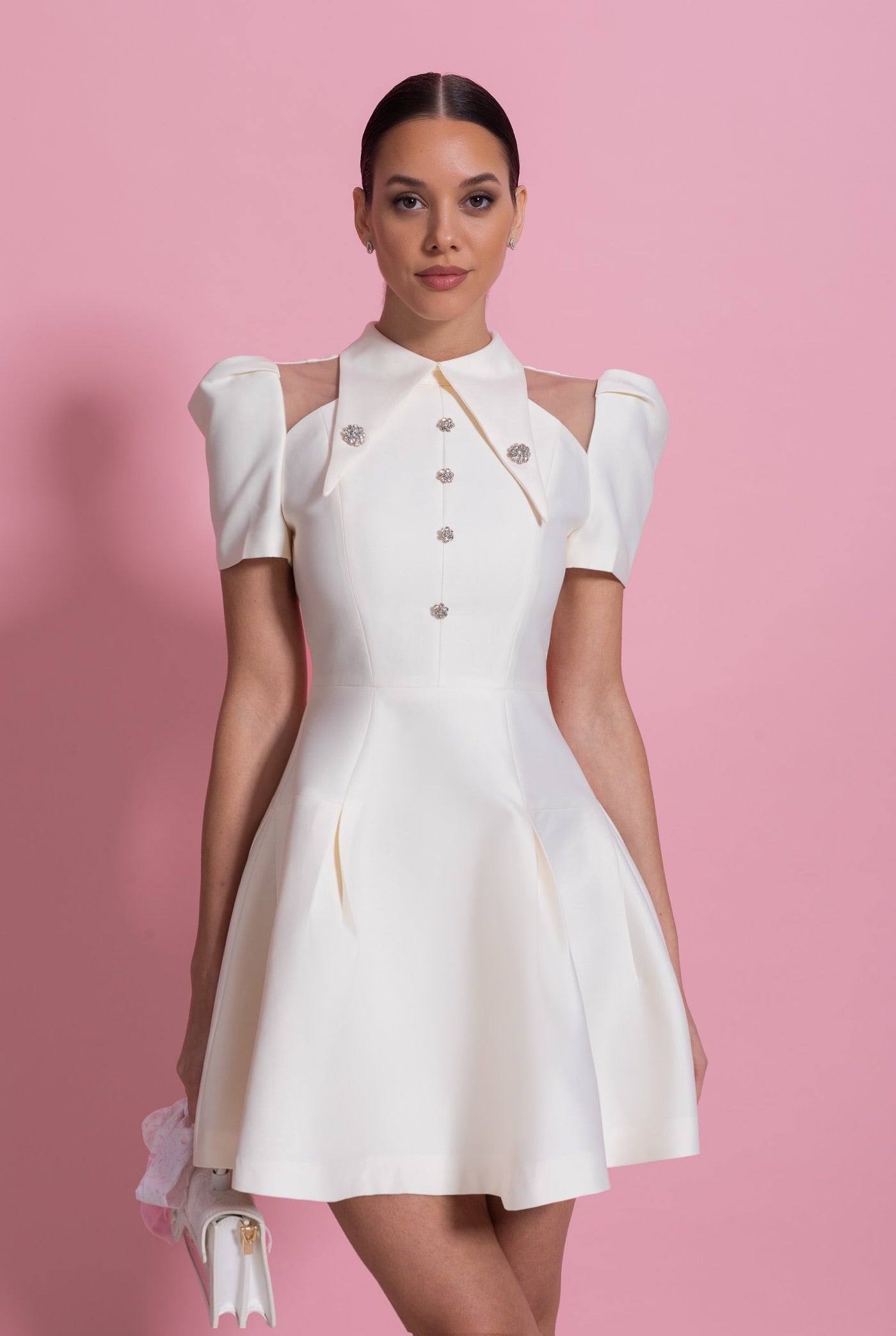 Mini-Kleid mit Puffärmeln, spitzem Kragen und Front mit Kristallknöpfen – Ivoire