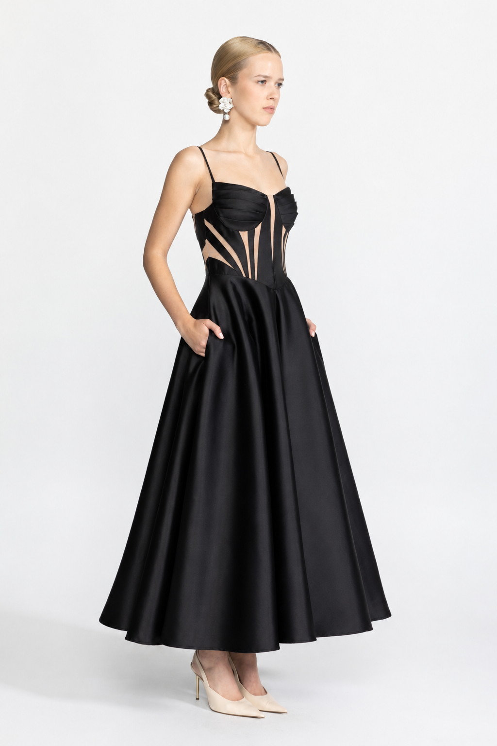 Satin-Corsagenkleid mit transparenten Einsätzen in Midi-Länge - Schwarz
