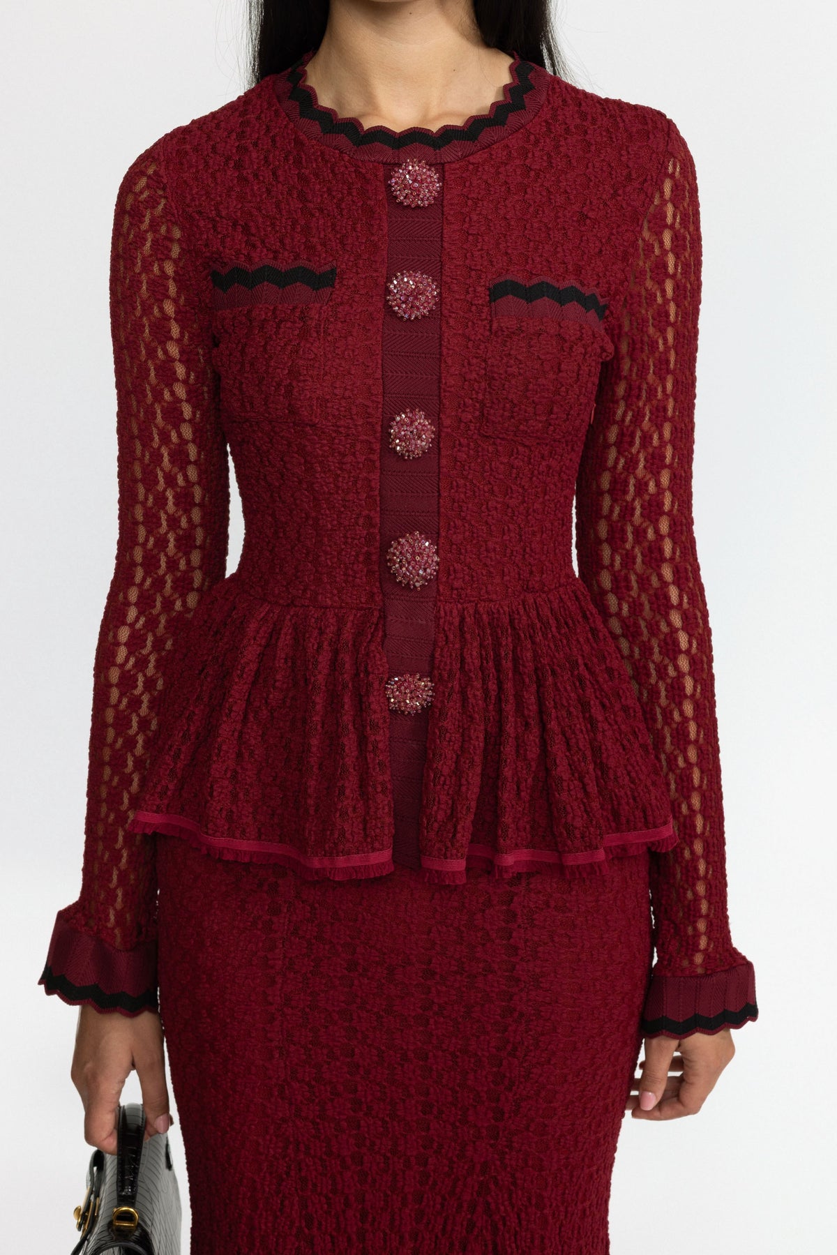 Midi-Kleid aus Häkelstrick mit Schößchen und Ric-Rac-Besatz - Weinrot