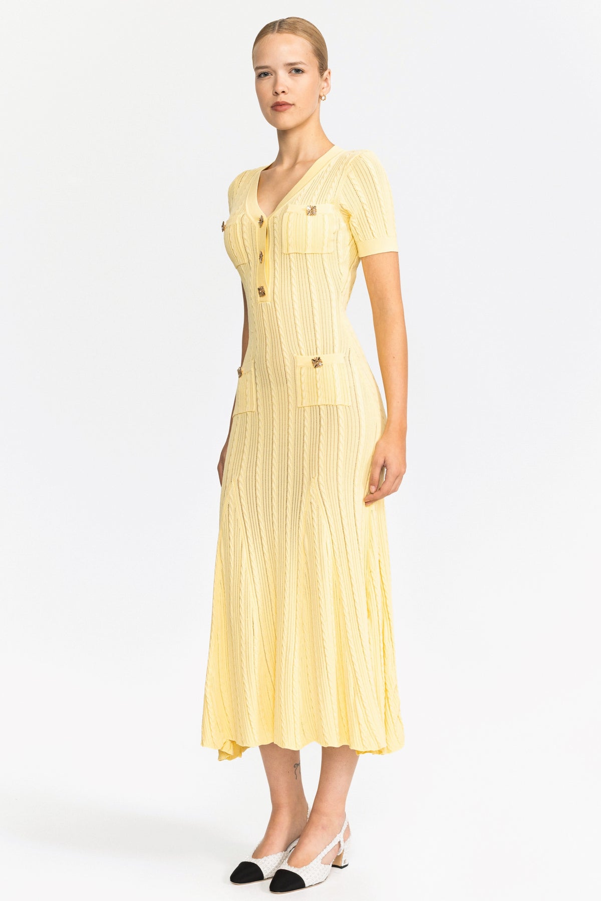 Midi-Kleid aus Zopfmusterstrick mit Schmuckknöpfen - Gelb