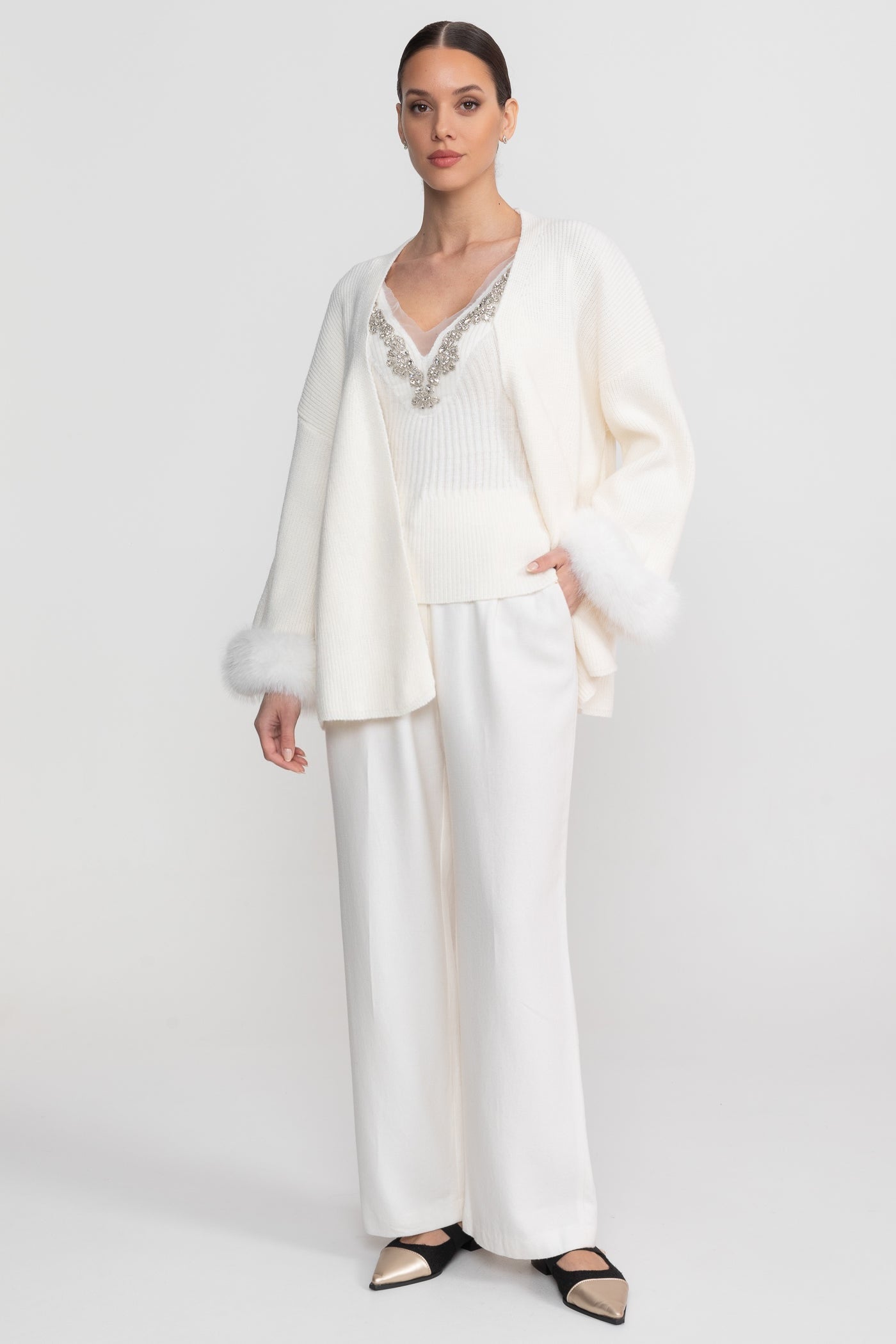 Strick-Zweiteiler mit Kristallverzierungen und Besatz an den Manschetten – Weiß
