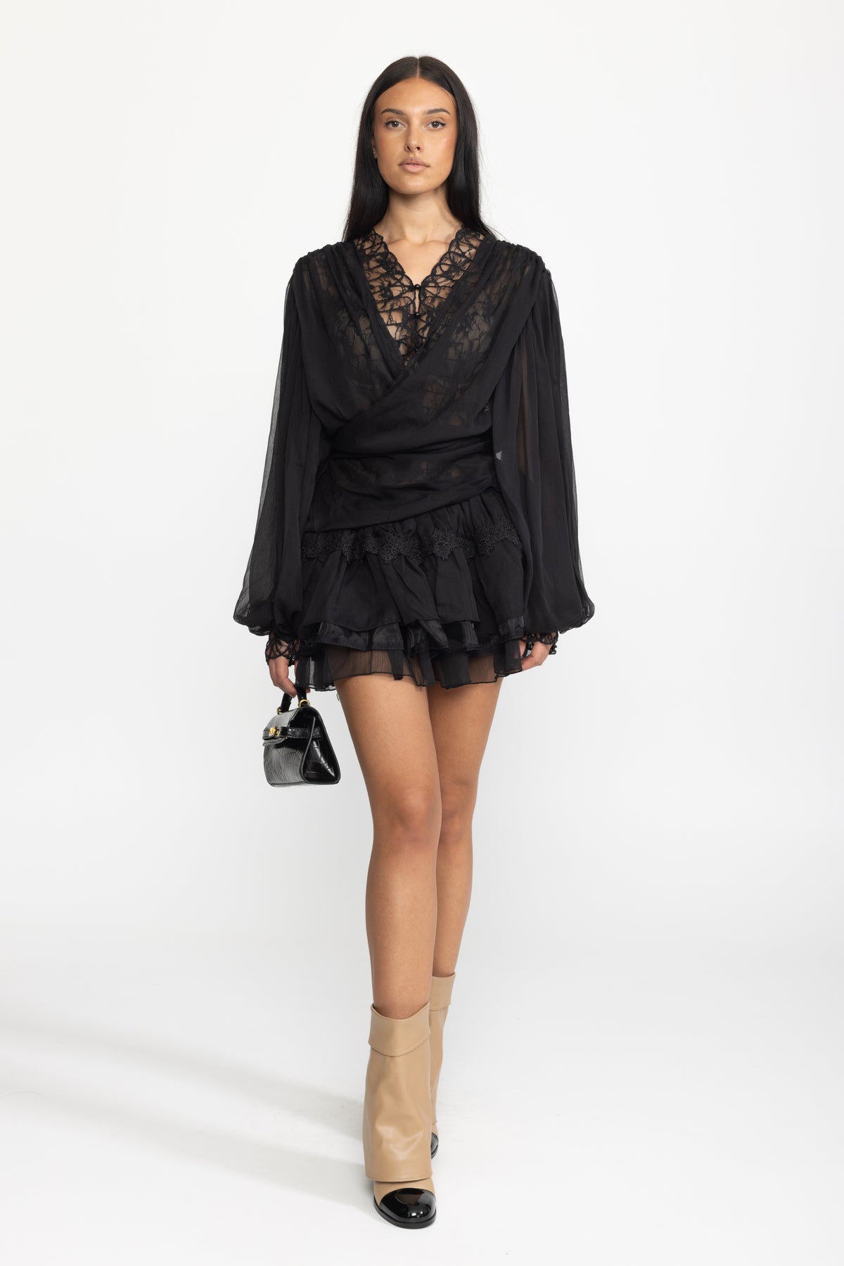 Zweiteiliges Set aus Chiffon-Wickelbluse mit Spitzeneinsatz und Minirock mit Rüschen - Schwarz