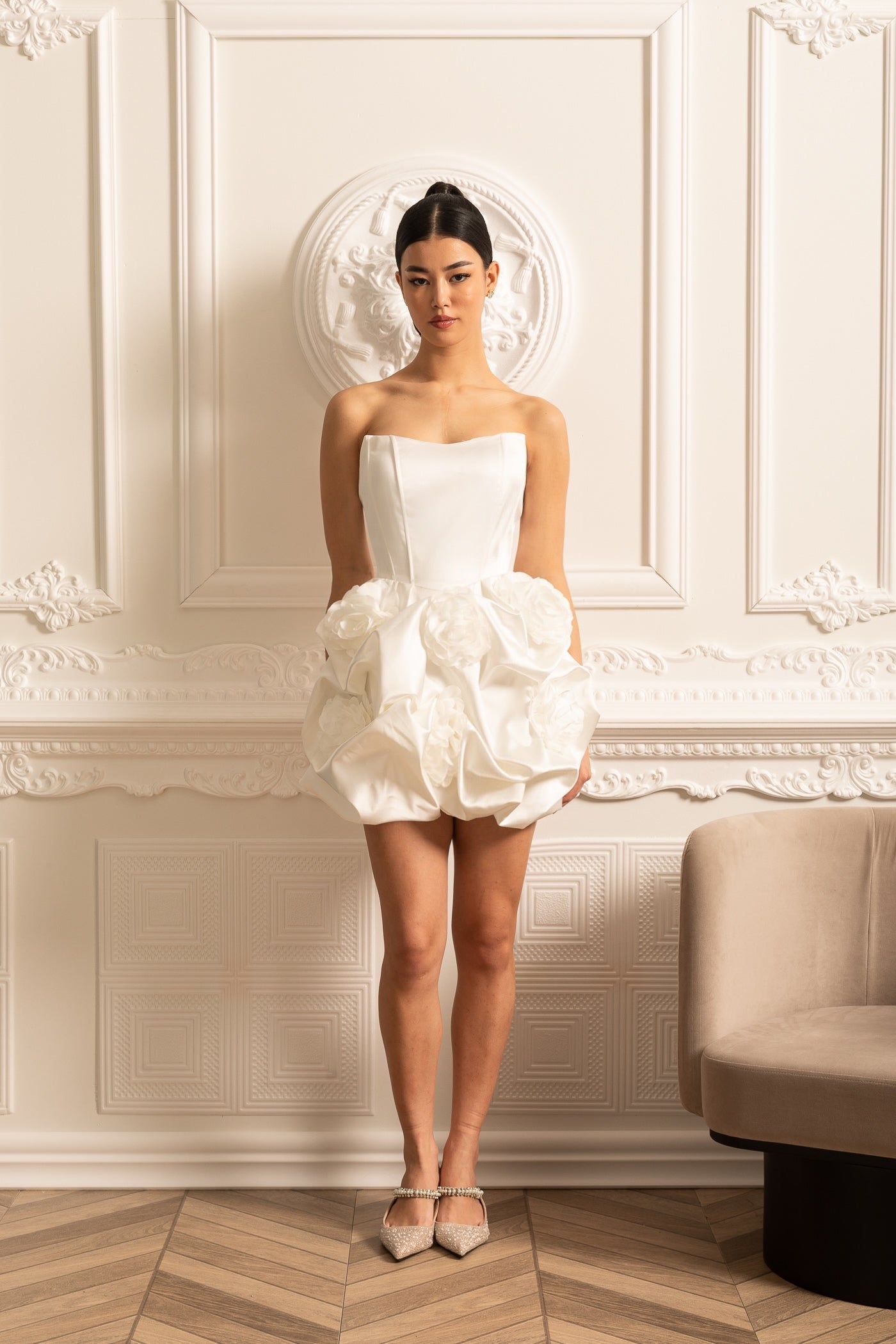 Satin-Minikleid mit gerafftem Stoff, floraler Minirock - Weiß