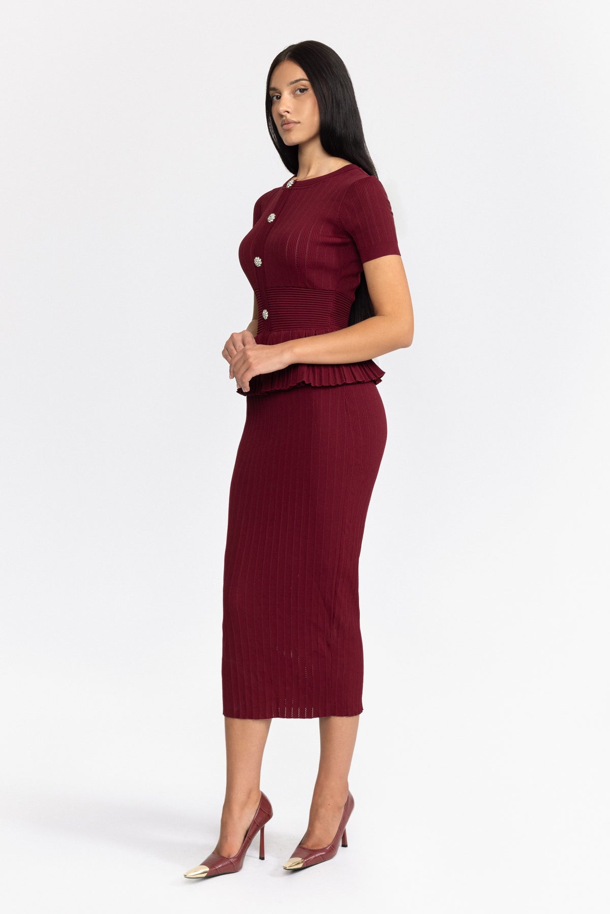 Plissiertes Strick-Midikleid in Bleistiftform mit Schößchen – Weinrot