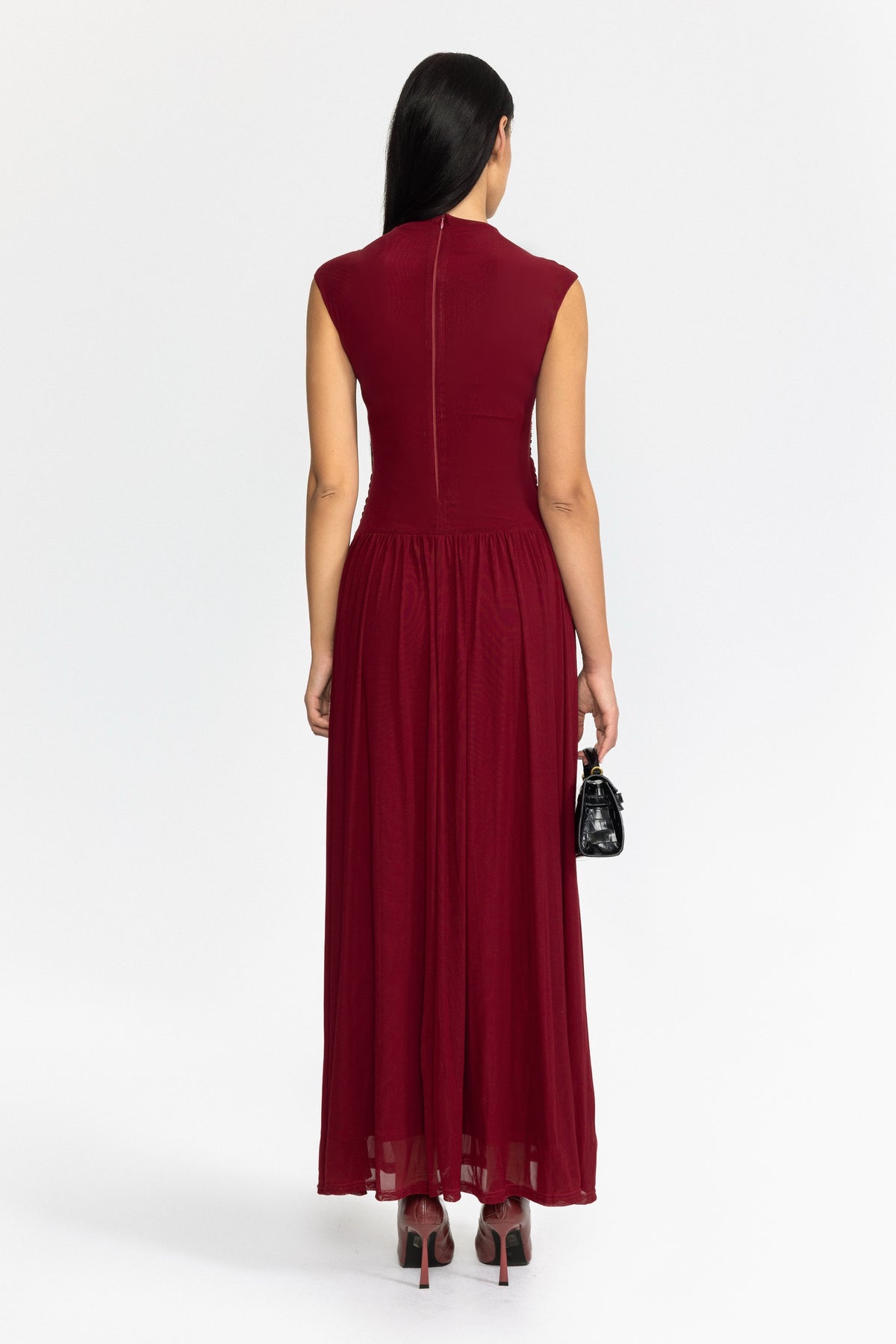 Maxikleid aus gerafftem Mesh mit tief sitzender Taille – Weinrot