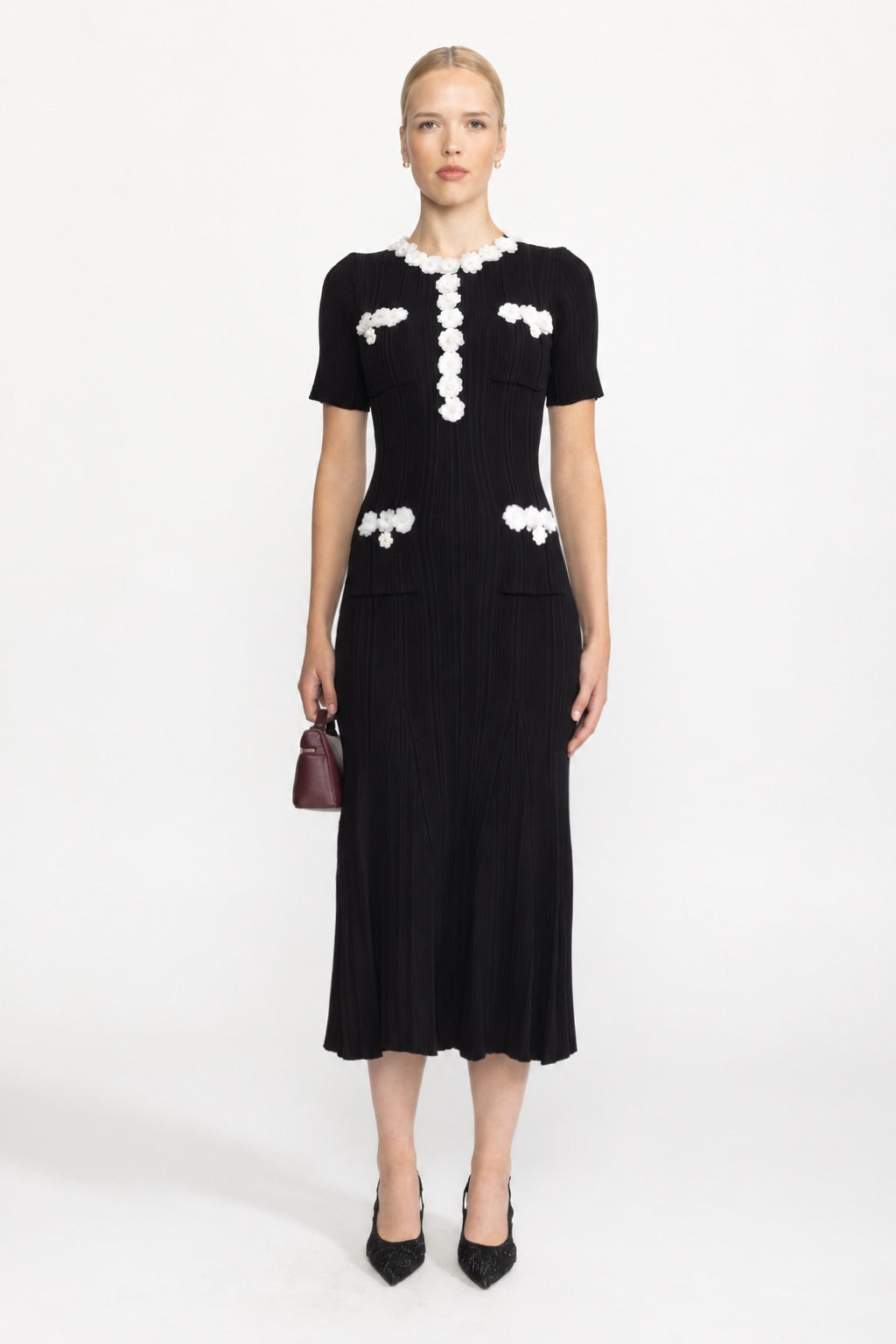 Geripptes Midikleid aus Strick mit Blumenapplikation - Schwarz