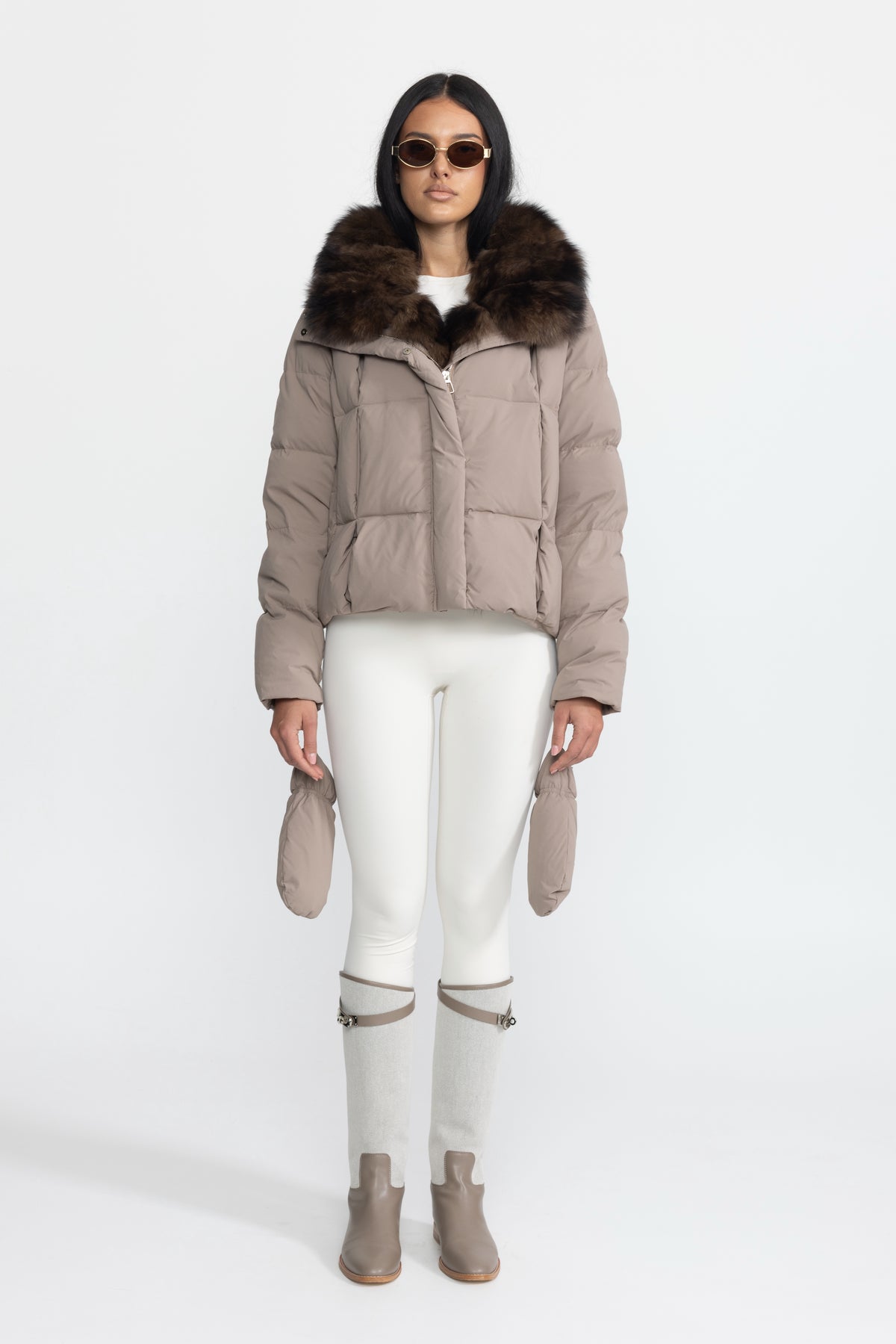 Daunen-Pufferjacke in Cropped-Länge mit Fuchspelzkragen – Taupe