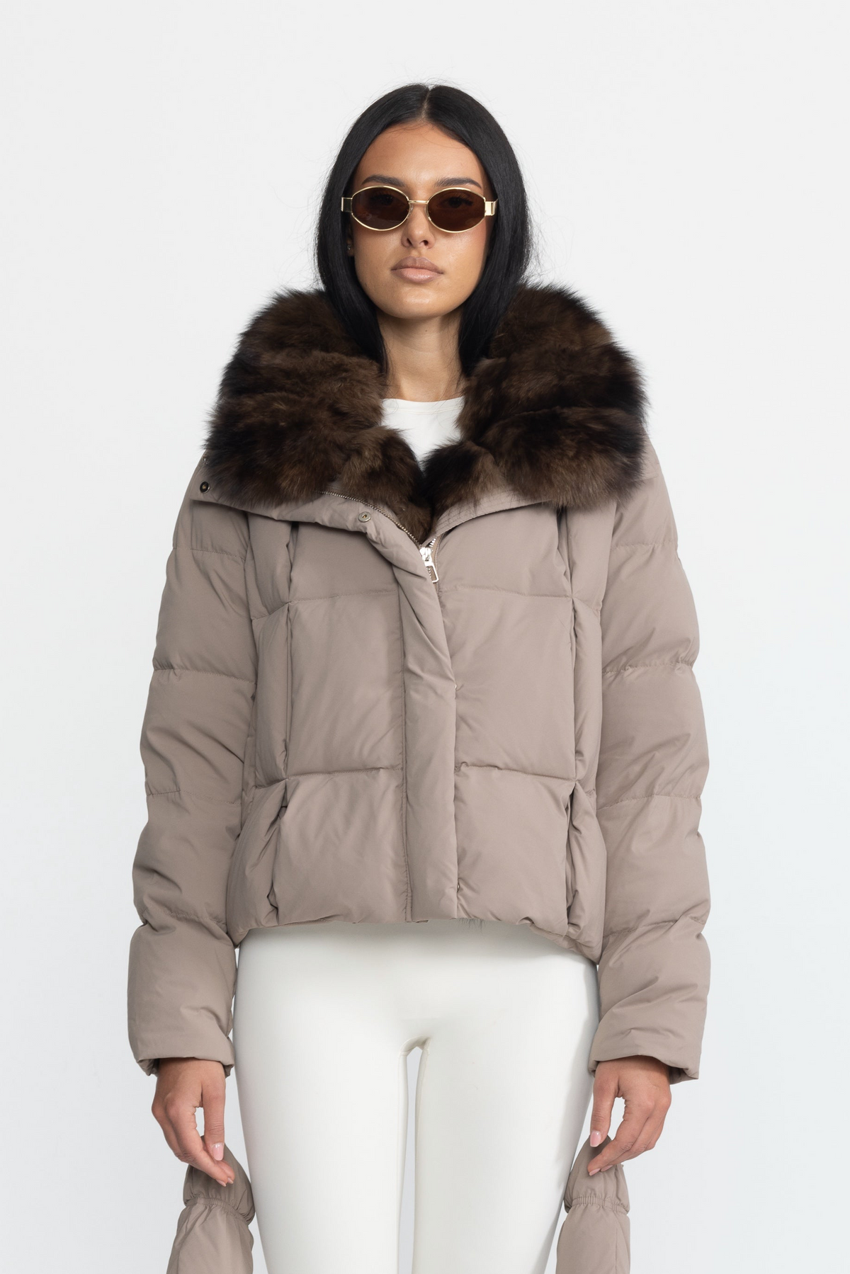 Daunen-Pufferjacke in Cropped-Länge mit Fuchspelzkragen – Taupe