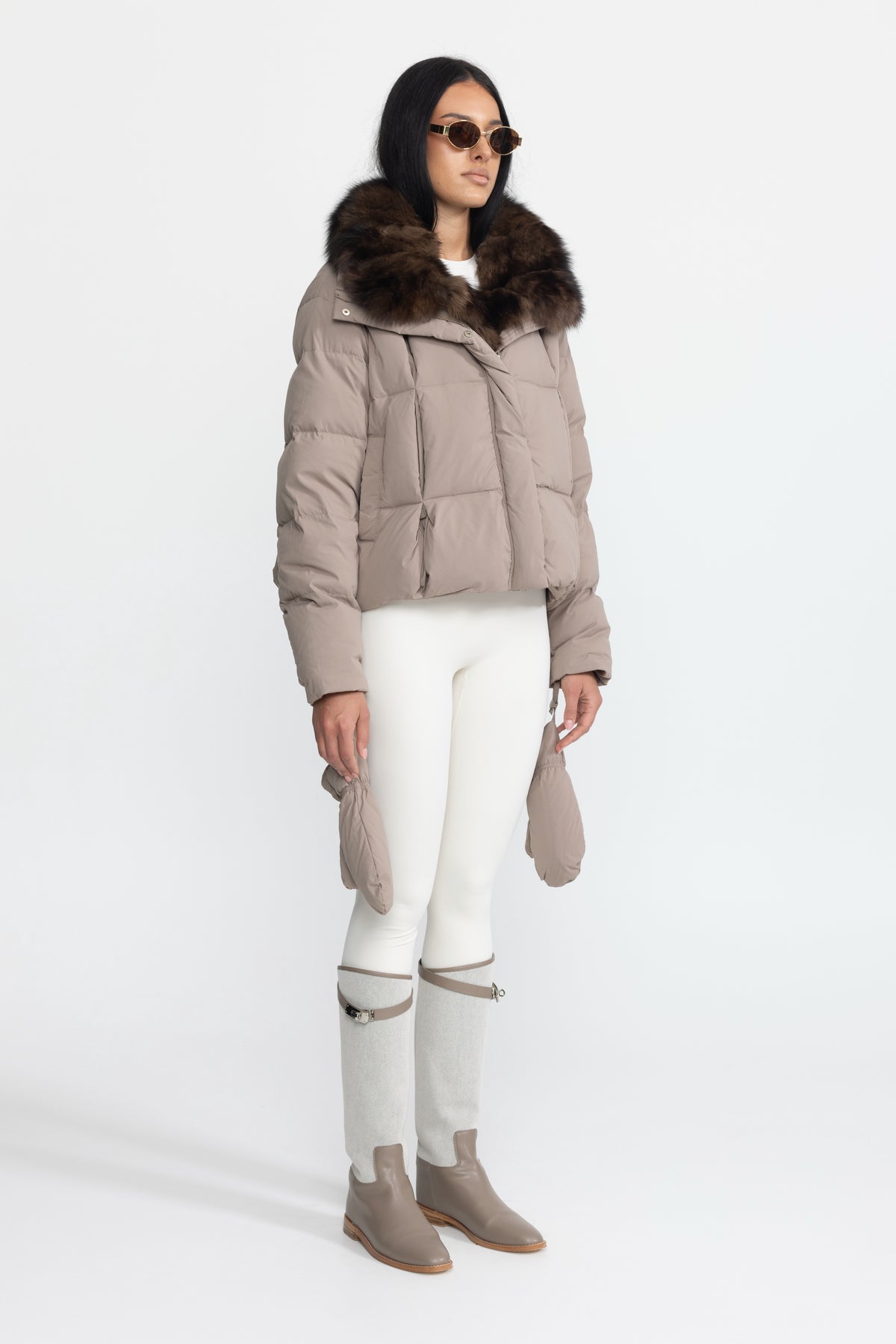 Daunen-Pufferjacke in Cropped-Länge mit Fuchspelzkragen – Taupe