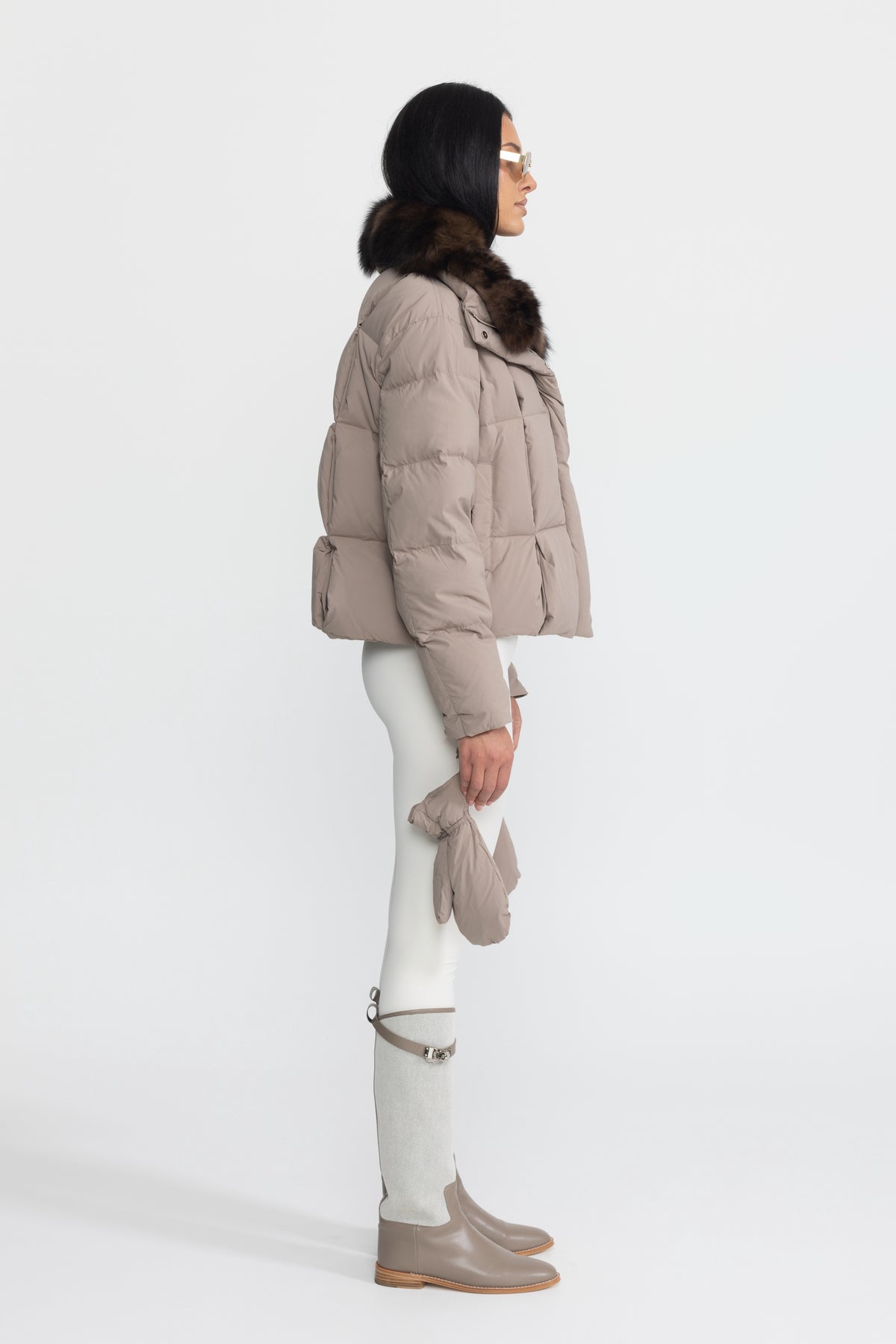 Daunen-Pufferjacke in Cropped-Länge mit Fuchspelzkragen – Taupe