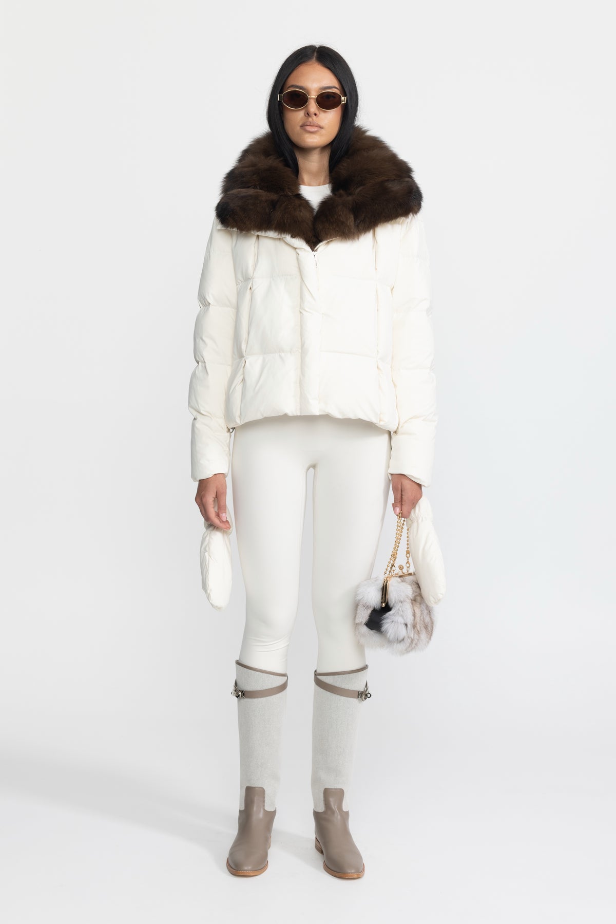 Kurze Daunen-Pufferjacke mit Fuchspelzkragen - Ivoire