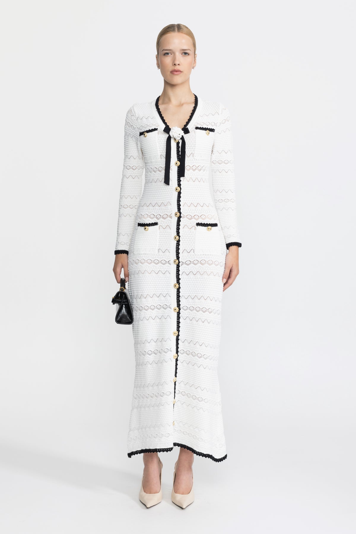 Midi-Strickkleid mit Knopfleiste, Häkelbesatz und Blumenbrosche - Weiß