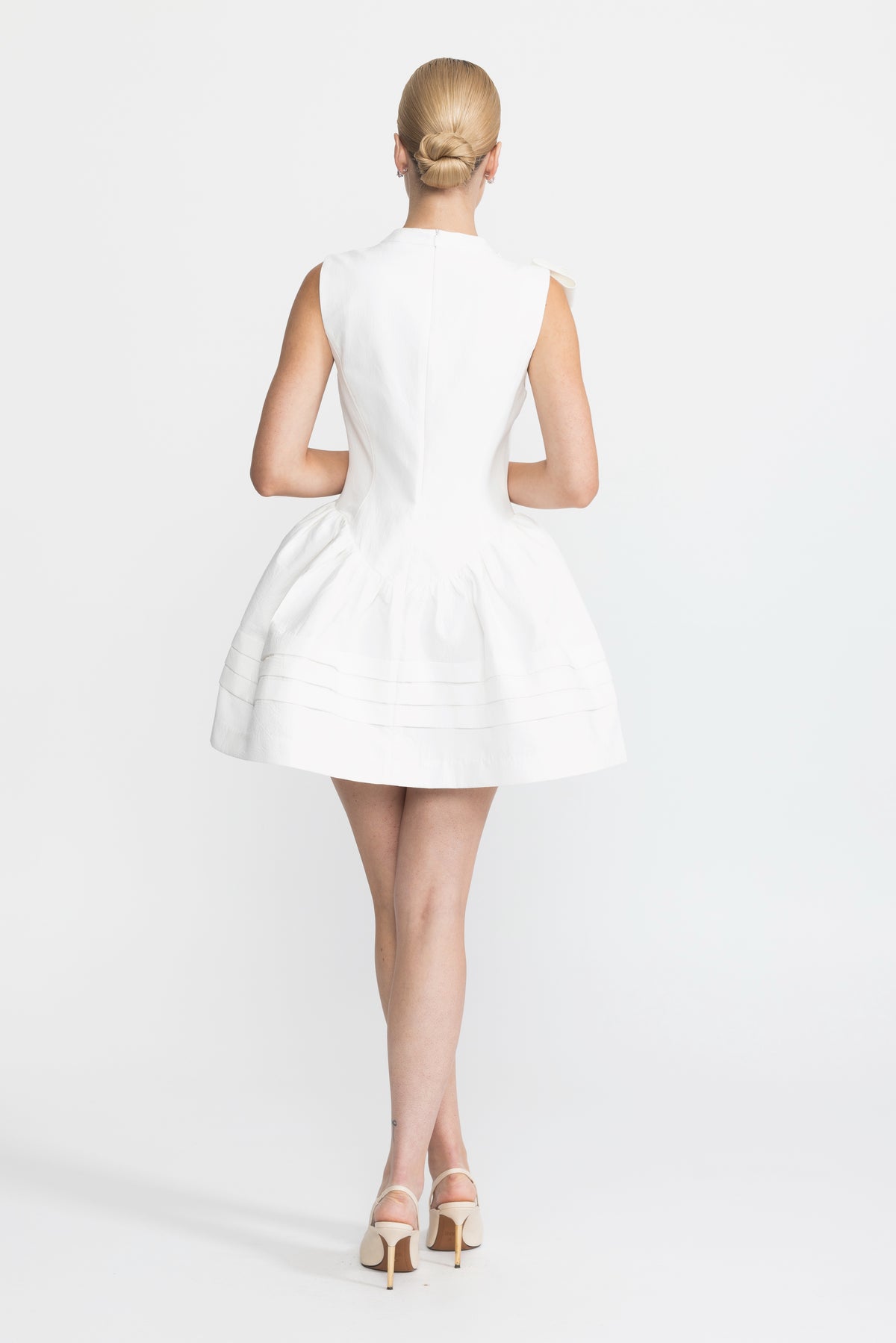 Baumwoll-Minikleid mit geformter Schleife und tief sitzender Taille – Weiß