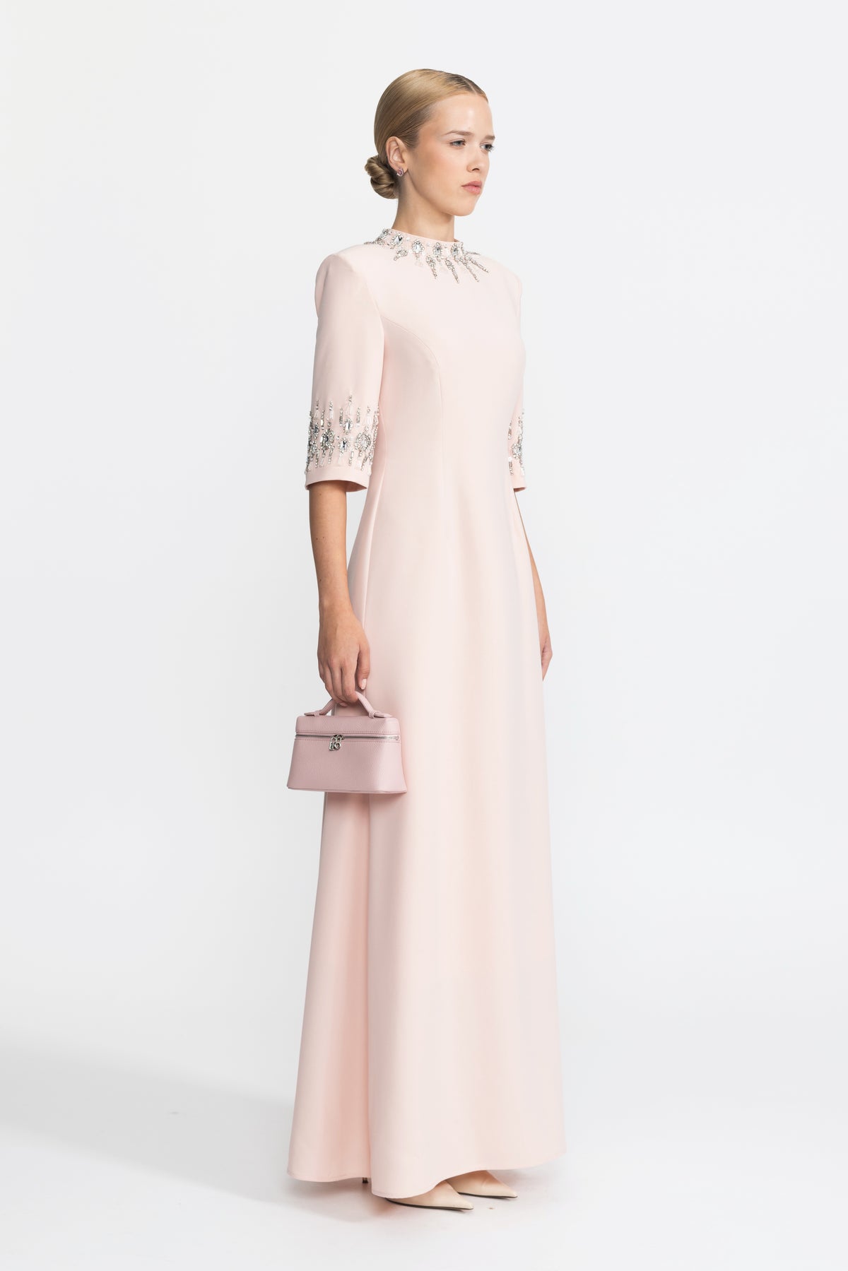 Maxikleid in Pink mit kristallverziertem Kragen und Manschetten