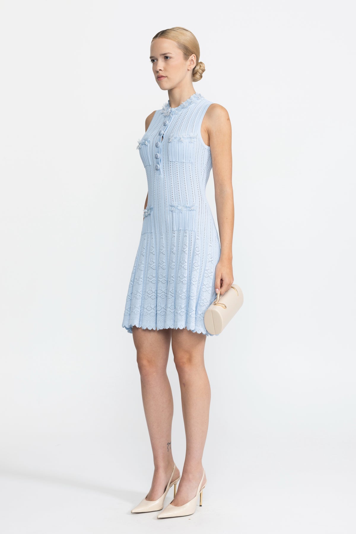 Pointelle-Strick-Minikleid mit Organza-Blütenbesatz – Hellblau