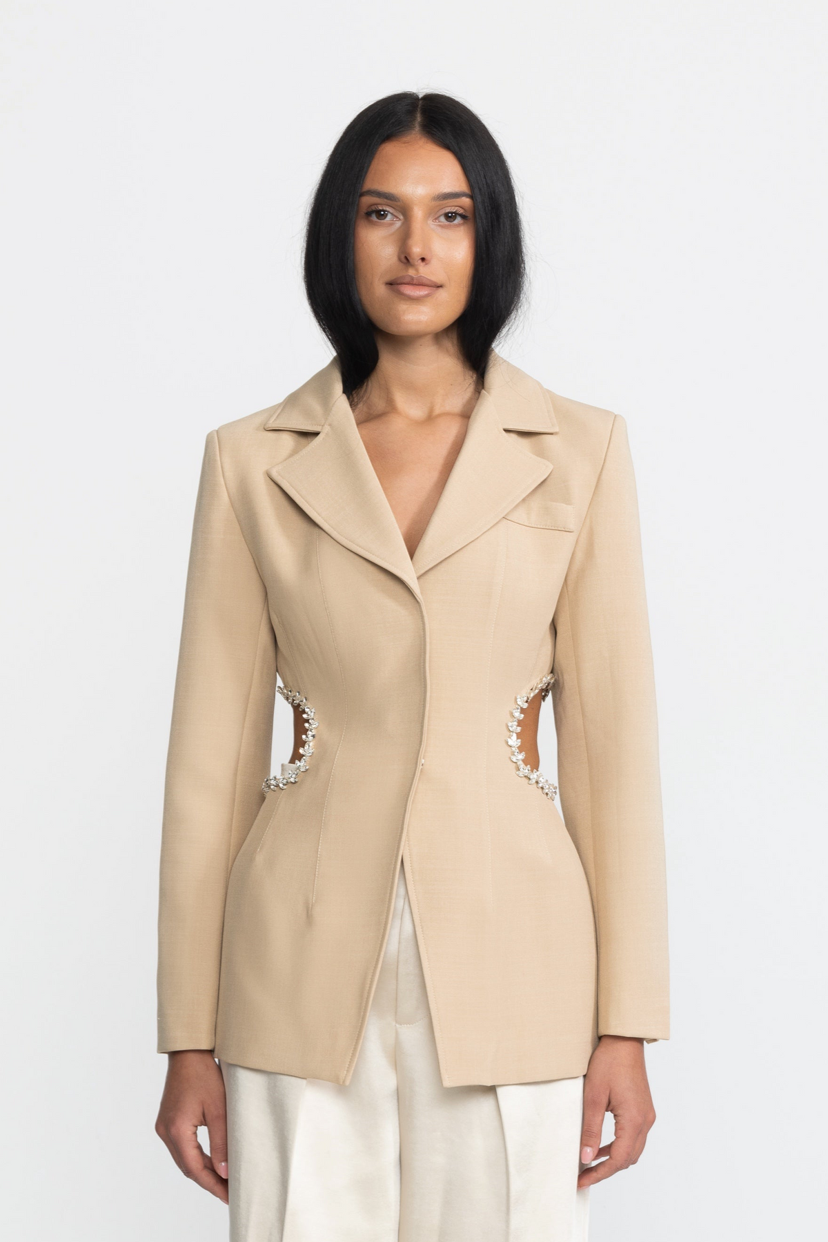 Taillierter Blazer mit Kristallbesatz und Cut-out an der Taille - Beige