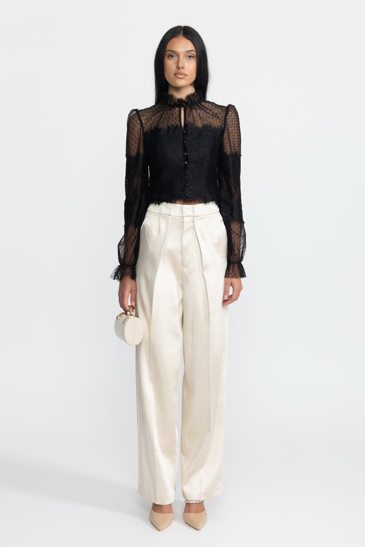 Cropped-Bluse mit Rüschenkragen aus Spitze und Punkt-Mesh – Schwarz