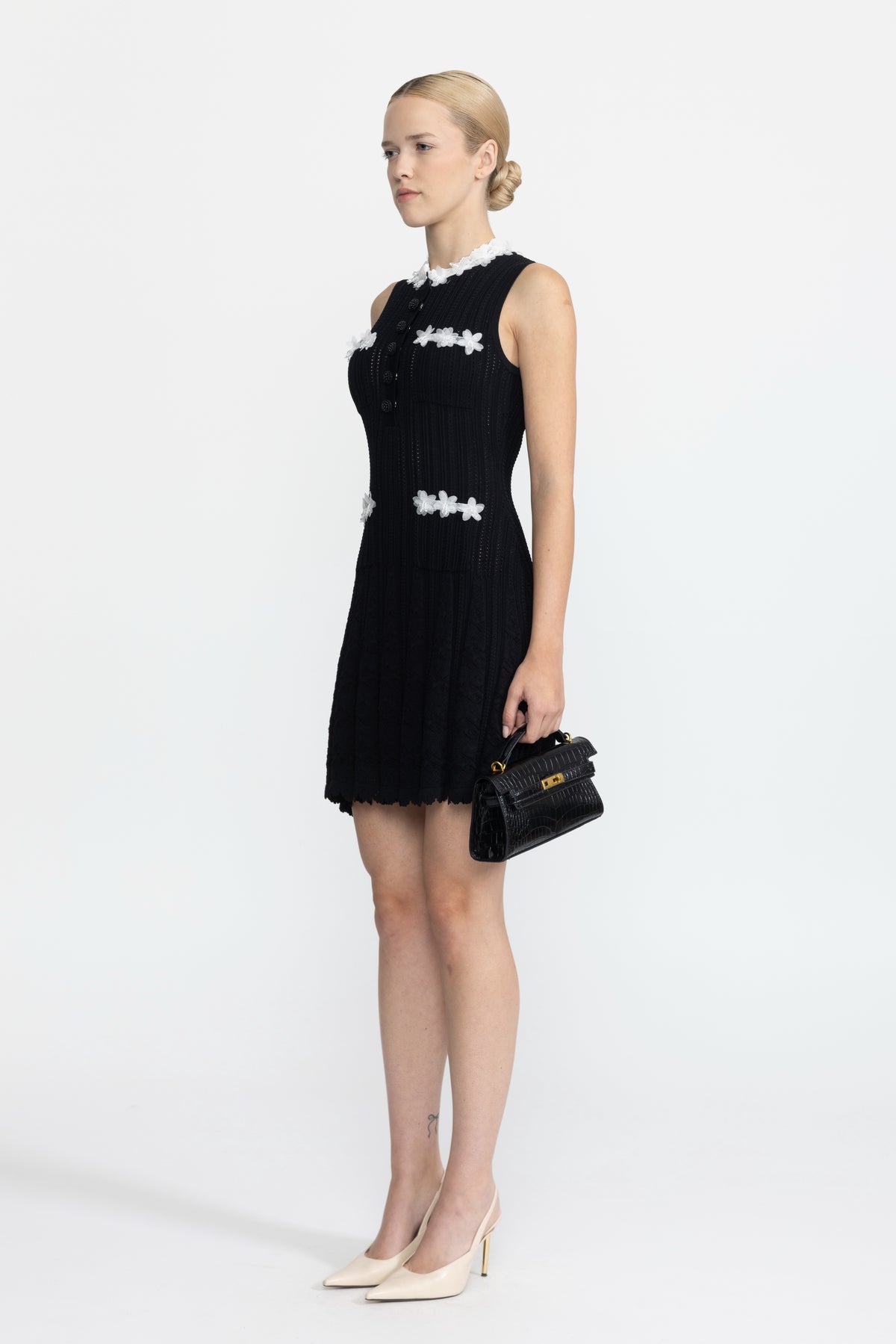 Pointelle-Strick-Minikleid mit Organza-Blütenbesatz - Schwarz