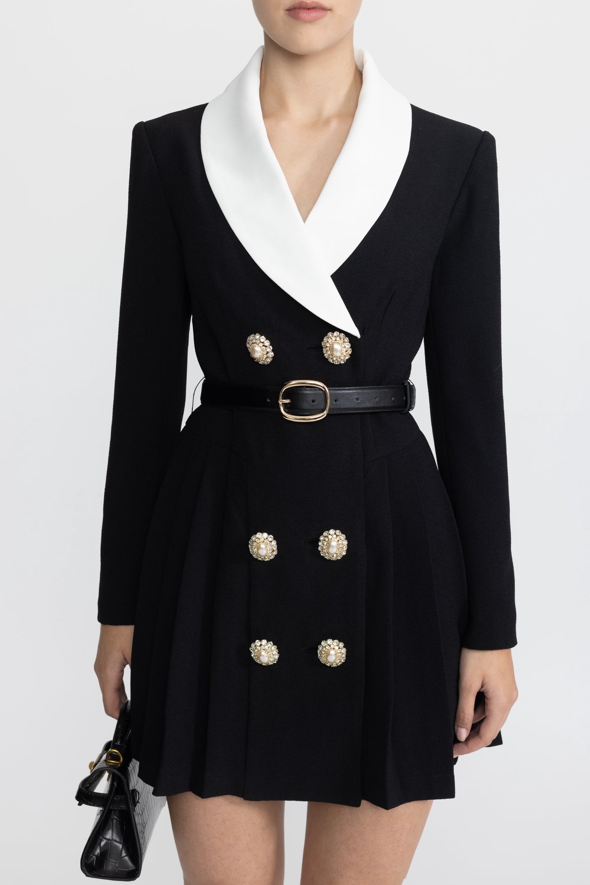 Plissiertes Blazer-Minikleid mit kontrastierendem Revers und Gürtel - Schwarz